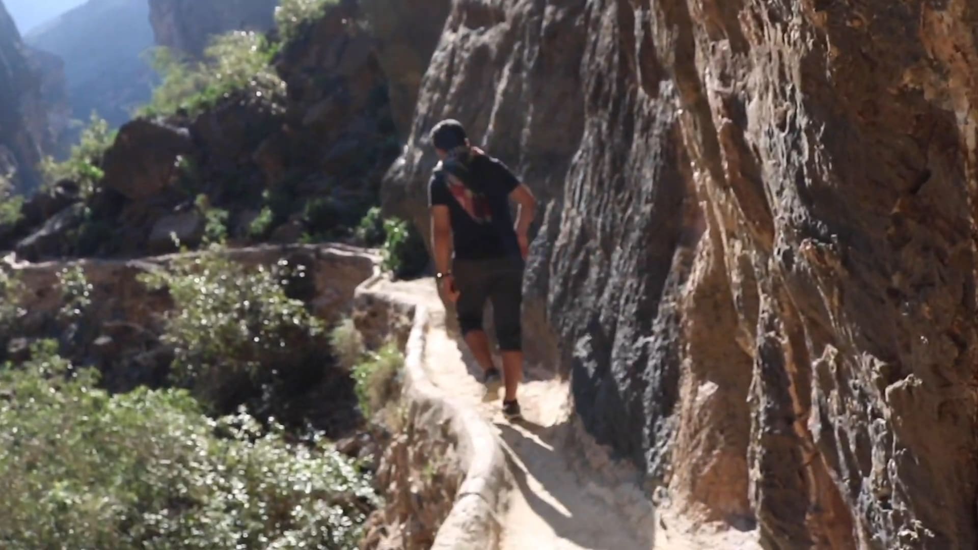 رغم سحرها.. مغامر يحذّر من زيارة هذه الوجهة وحدك في سلطنة عُمان