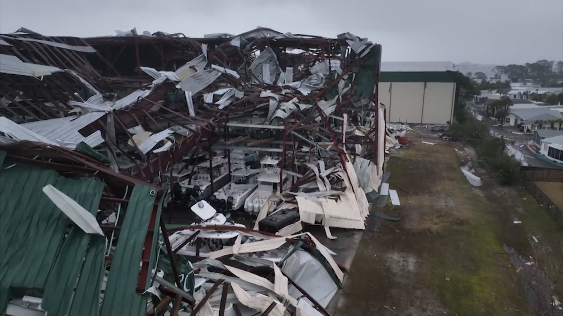 خلفت حطاما متناثرًا.. شاهد ما حدث بعد اجتياح أعاصير متعددة ولاية فلوريدا الأمريكية