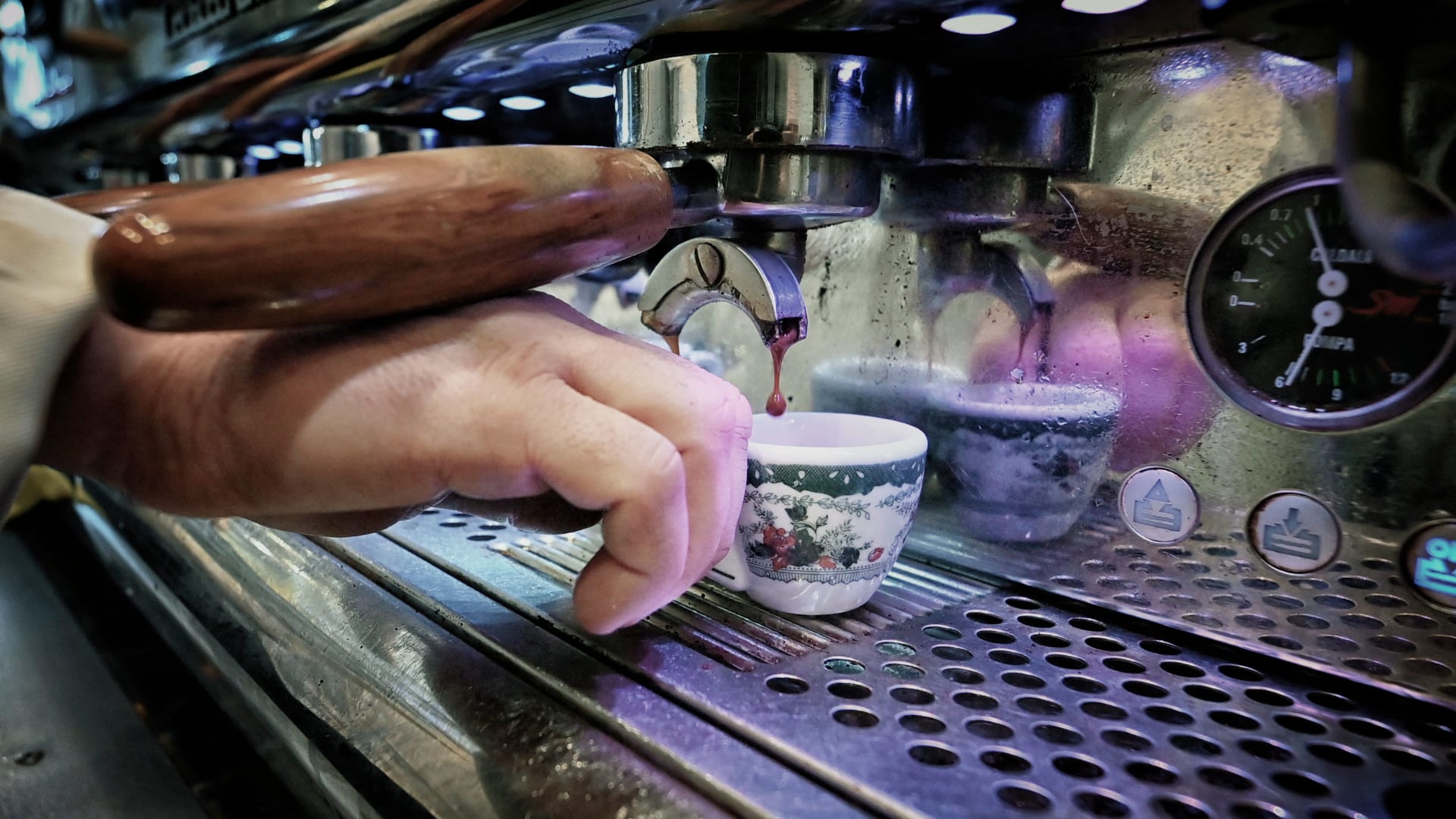 من بينها استهلاك الكافيين والجوع الشديد.. ما هي العوامل التي تُحفّز الصداع النصفي؟