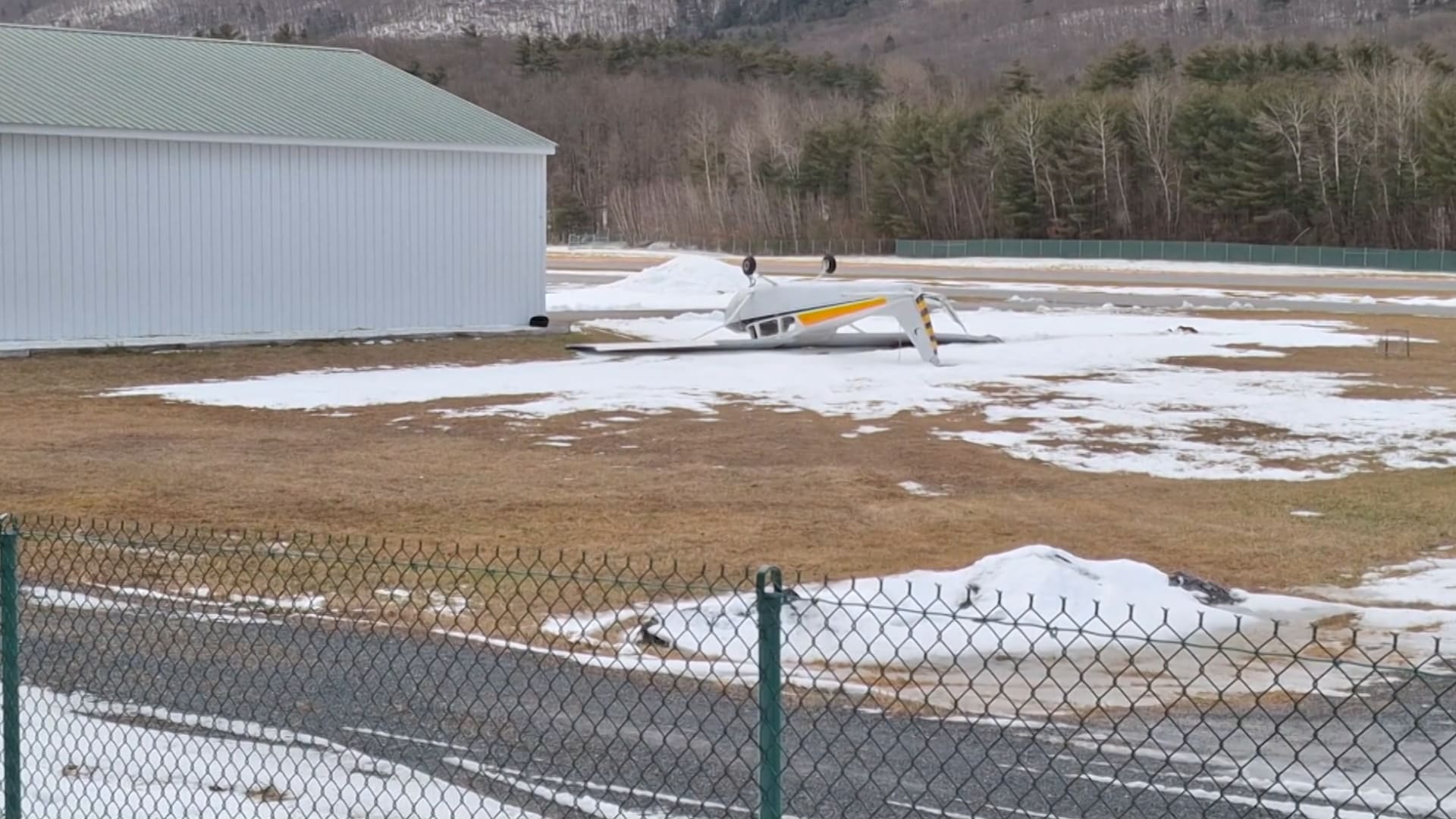 تدحرجت وانقلبت رأسًا على عقب.. شاهد ما حدث لطائرات عندما ضربت عاصفة قوية ولاية أمريكية