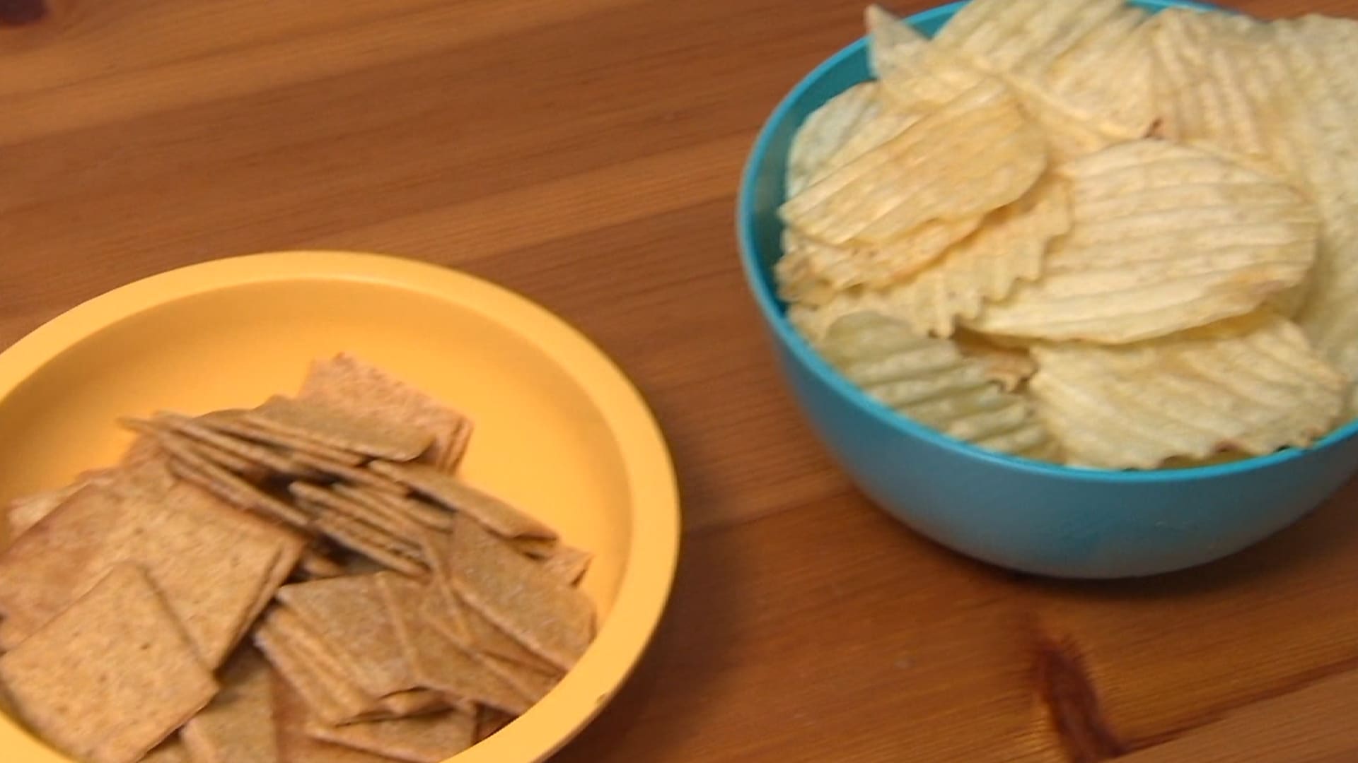 رقائق البطاطس والبسكويت والحلوى.. سعرات حرارية تحوي على الكثير من السكر والدهون