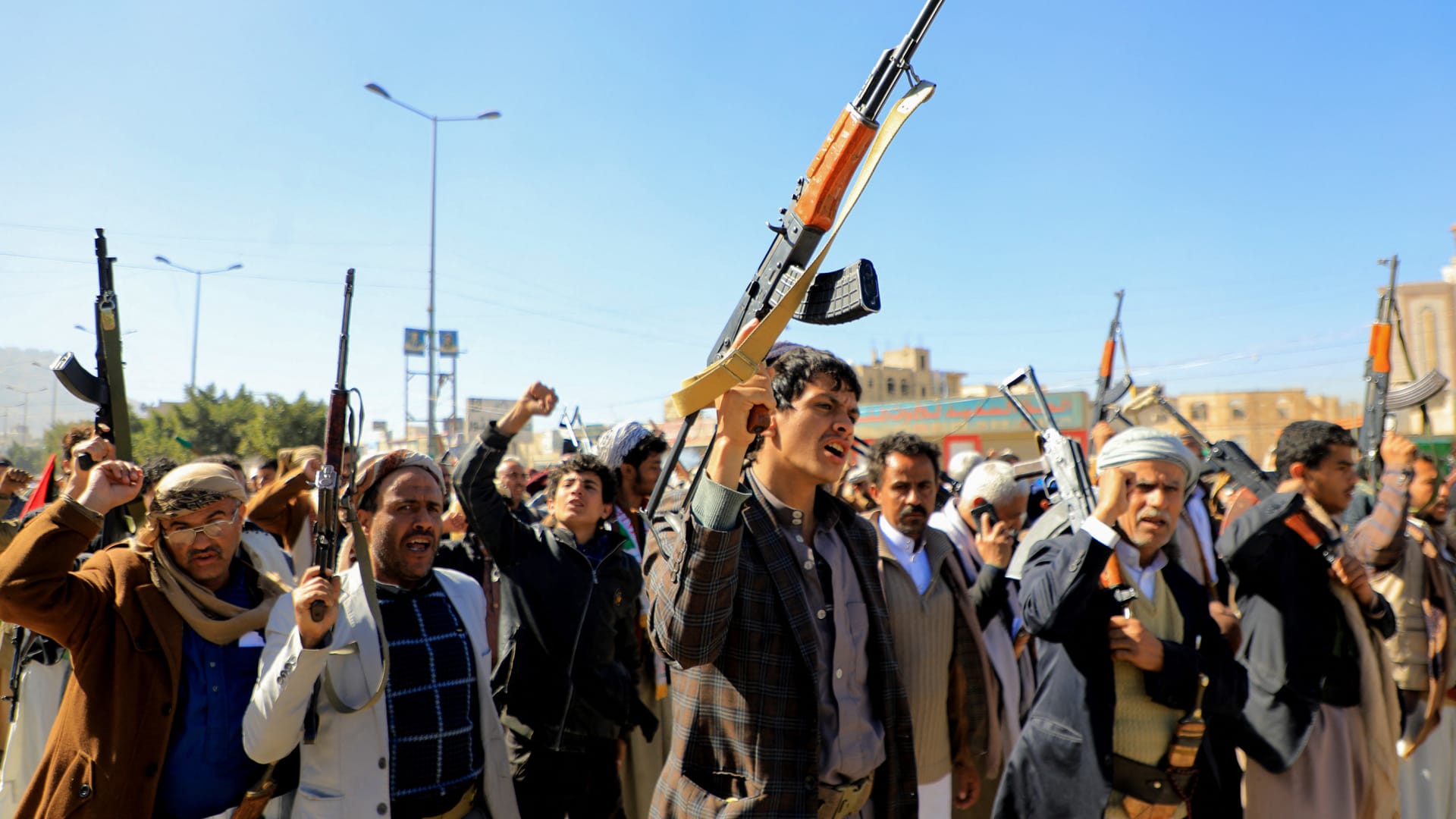 إدارة بايدن تهدد بـ"مزيد من الإجراءات" ضد الحوثيين.. وخبراء: قد تشمل إيران