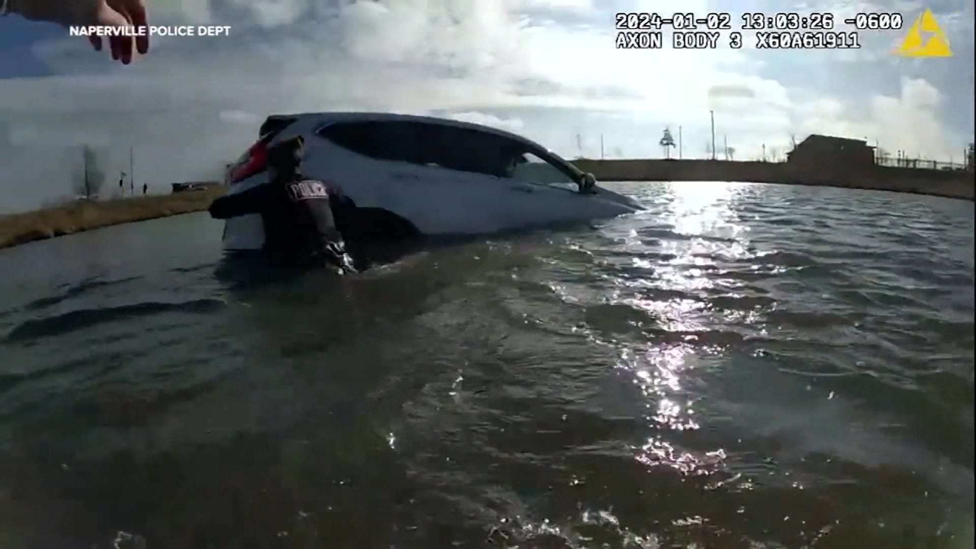 استقرت في بركة وغمرتها المياه.. شاهد ما حدث لعائلة بعدما ضغط السائق دواسة البنزين بالخطأ