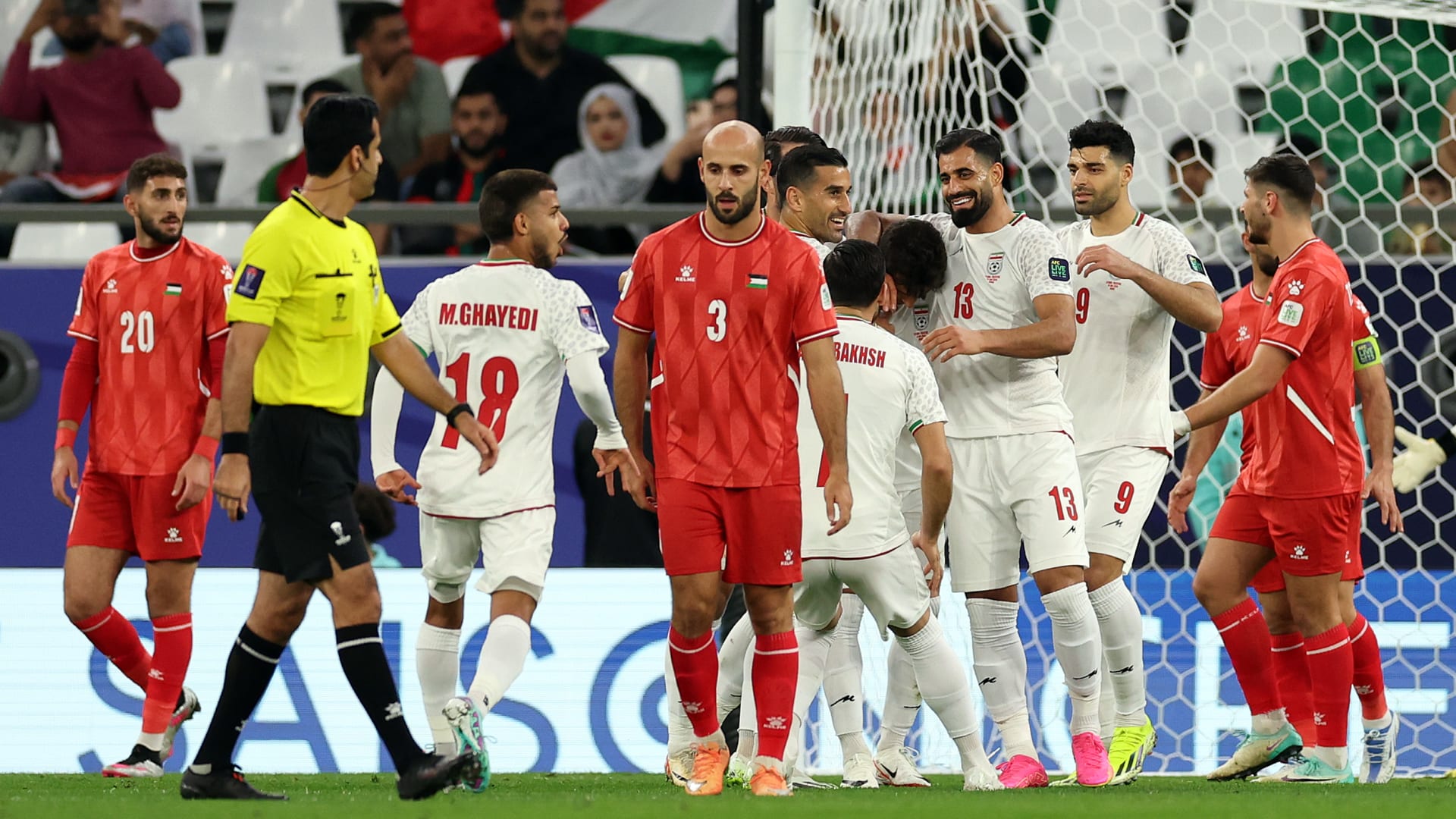 كأس آسيا.. بهذه الطريقة عبر لاعبو المنتخبين الفلسطيني والإيراني عن تضامنهم مع غزة 5 كأس آسيا.. بهذه الطريقة عبر لاعبو المنتخبين الفلسطيني والإيراني عن تضامنهم مع غزة