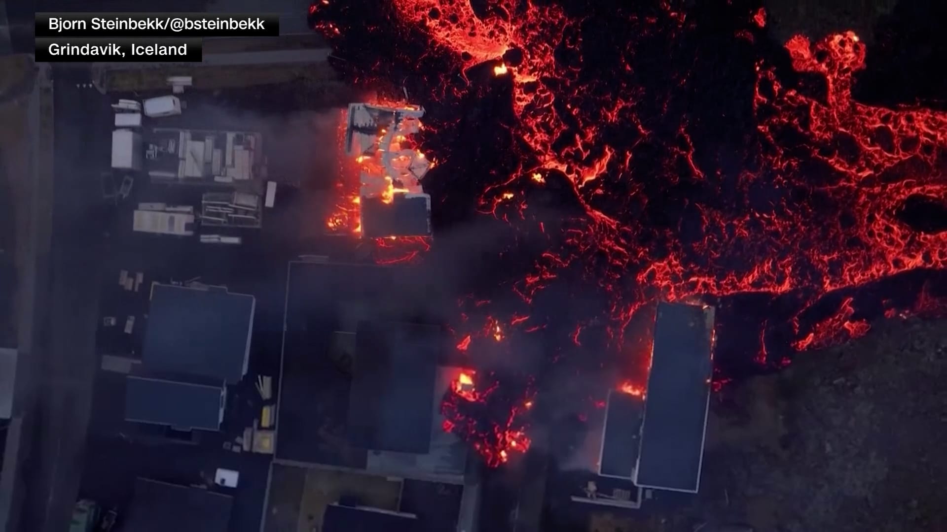 التهمت منازل.. شاهد ما حدث بعد تدفق الحمم البركانية في أيسلندا