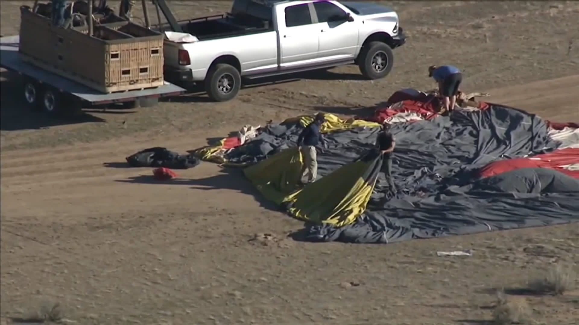 اصطدم مباشرة بالأرض.. كارثة مروعة بعدما هوى منطاد فجأة يحمل 13 شخصًا