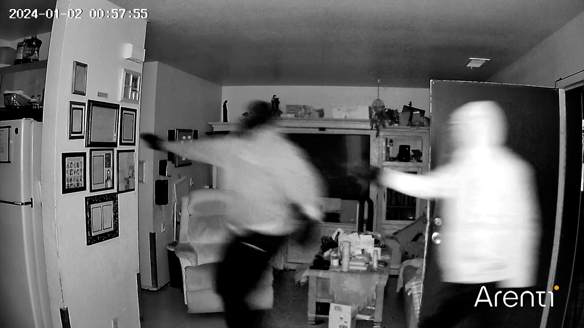 اقتحما منزله وهدداه بالسلاح.. شاهد ما فعله لصان لرجل يعاني من مرض انتفاخ الرئة 4 اقتحما منزله وهدداه بالسلاح.. شاهد ما فعله لصان لرجل يعاني من مرض انتفاخ الرئة