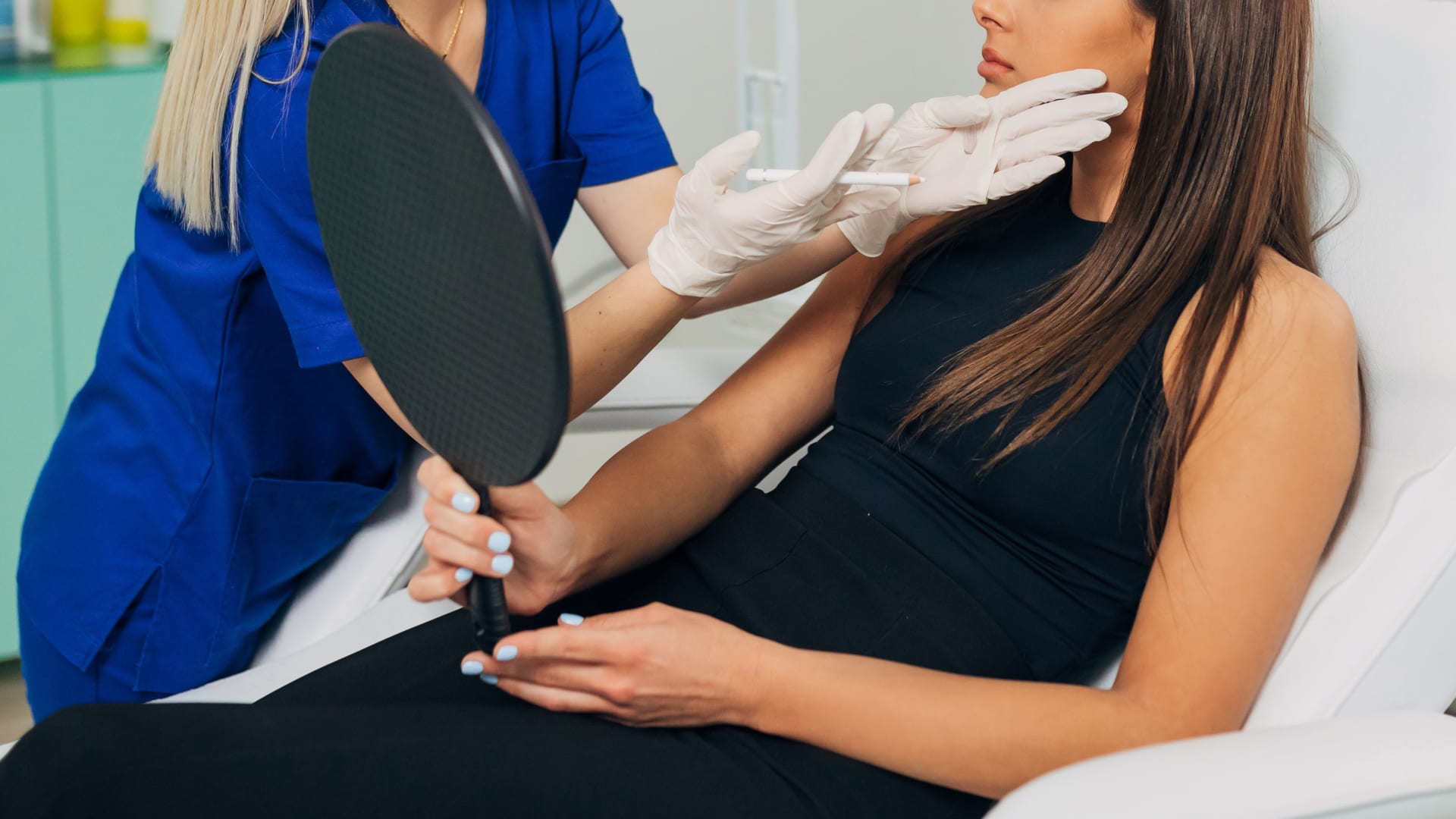 الشيخوخة "بعبع" الشباب بالعشرينيات من العمر.. ألهذا يقبلون على البوتوكس؟