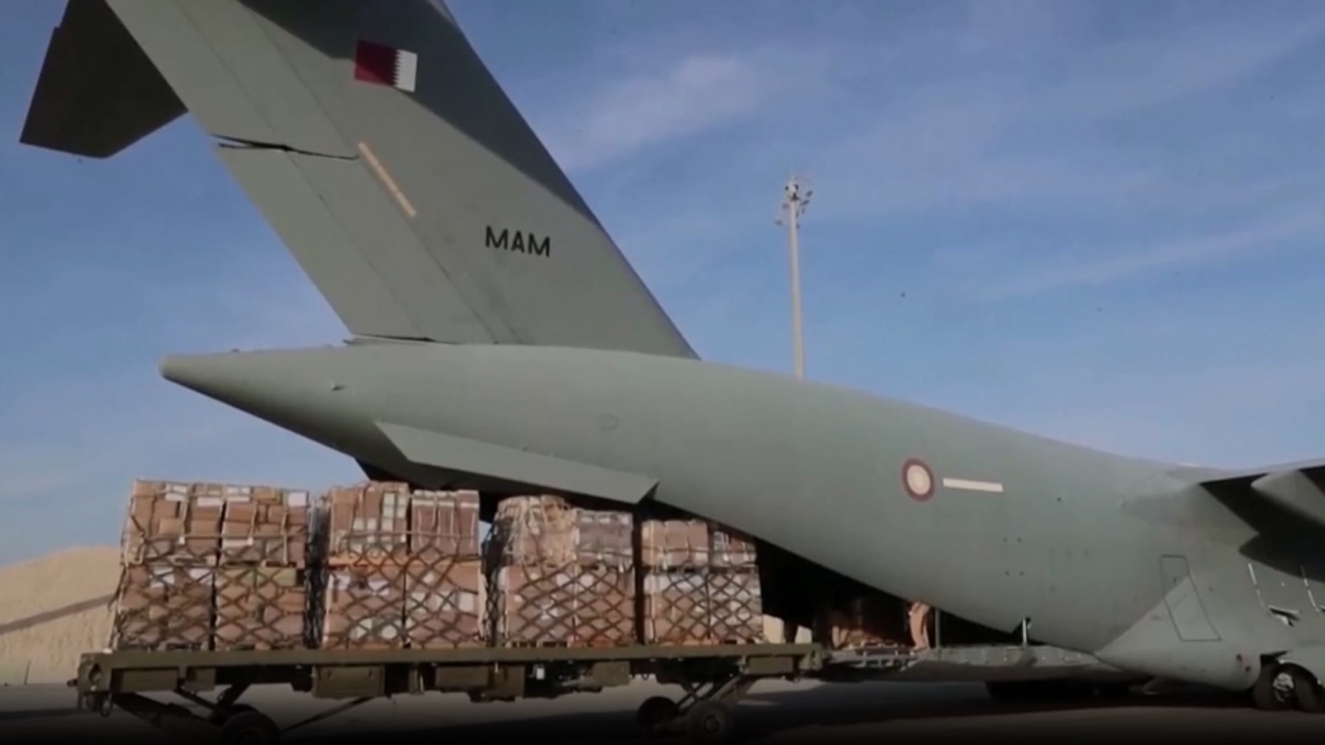 شاهد.. دخول أدوية ومساعدات إلى غزة ضمن اتفاق بين حماس وإسرائيل