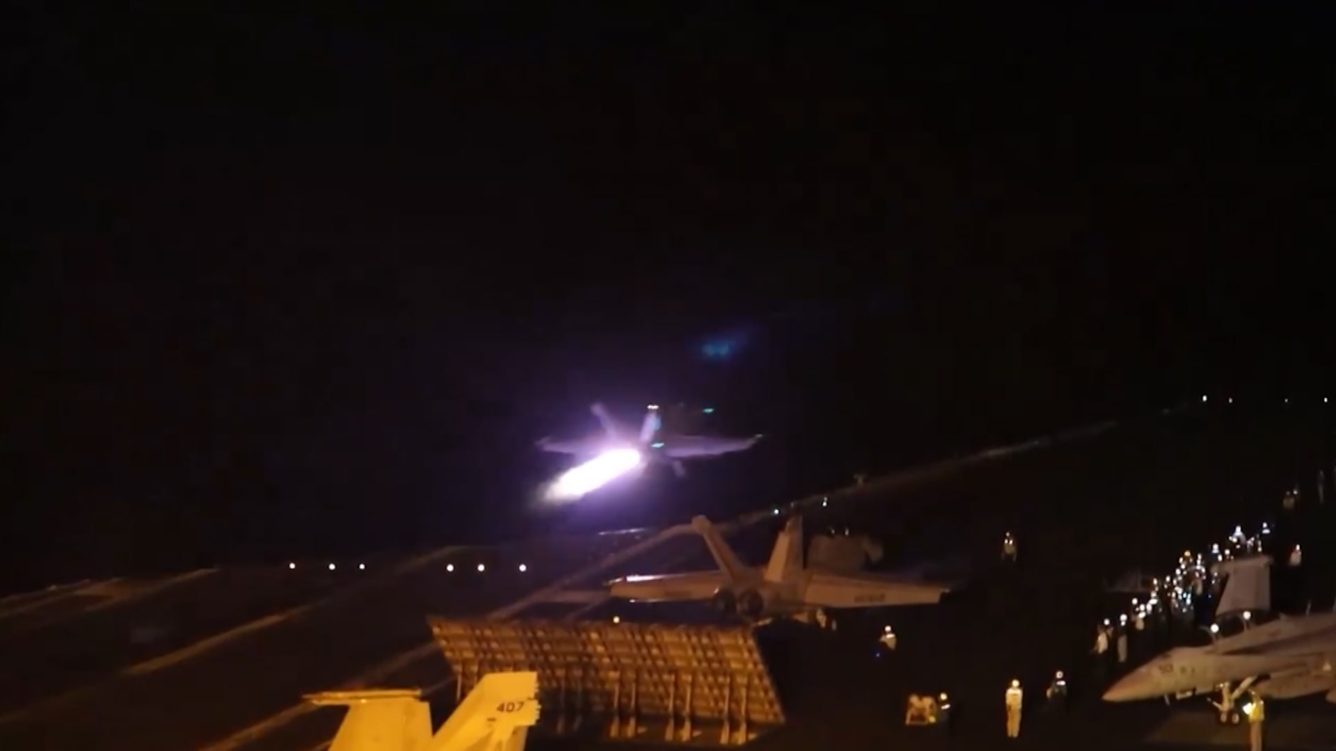 شاهد كيف هاجم الجيش الأمريكي أهدافًا للحوثيين في اليمن 1 شاهد كيف هاجم الجيش الأمريكي أهدافًا للحوثيين في اليمن