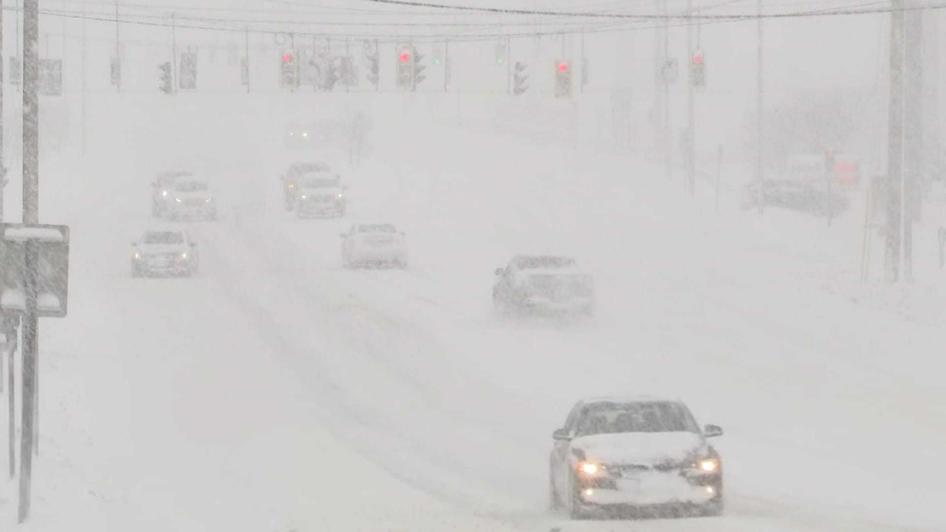 قتلت العشرات.. شاهد عاصفة ثلجية قاسية تدفن أجزاء من أمريكا