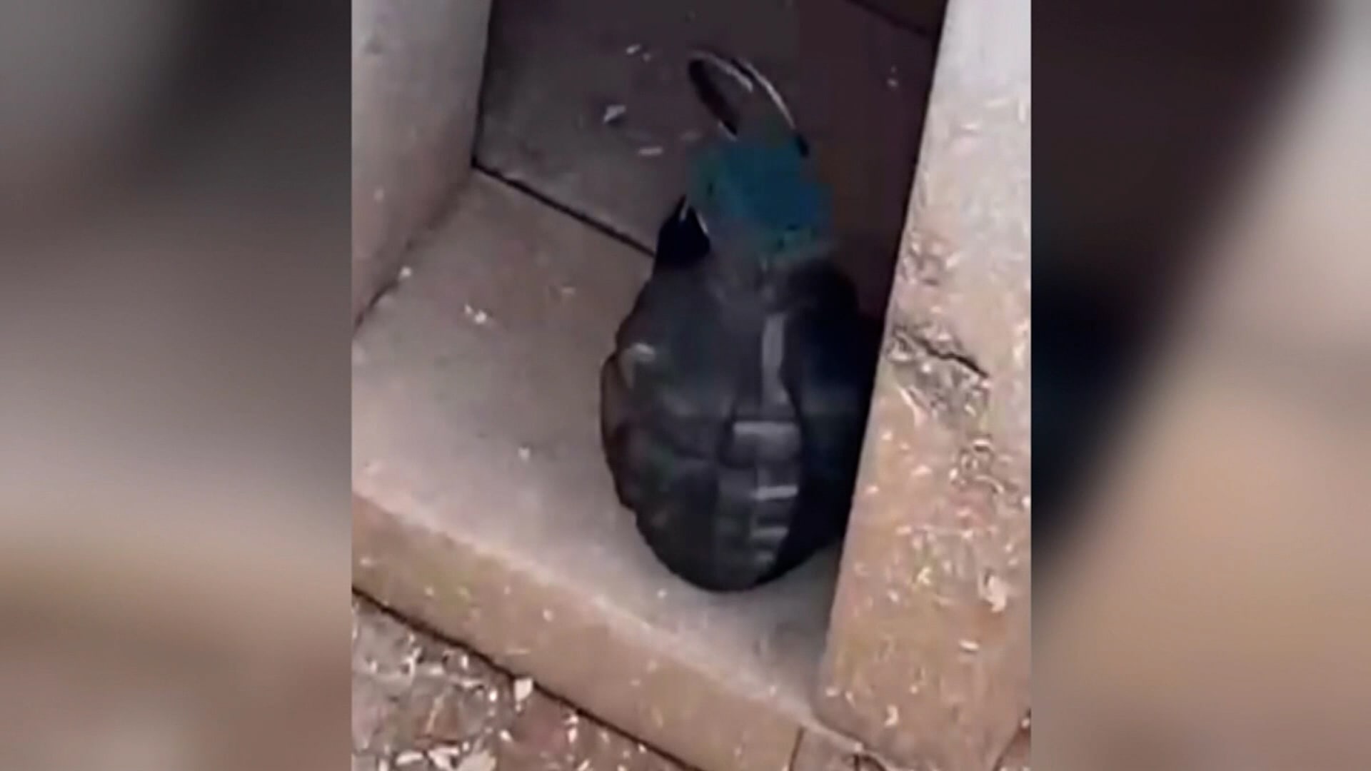 عامل بناء يعثر على شيء غريب تحت حوض استحمام ويهرب من المنزل فورًا.. ماذا وجد؟