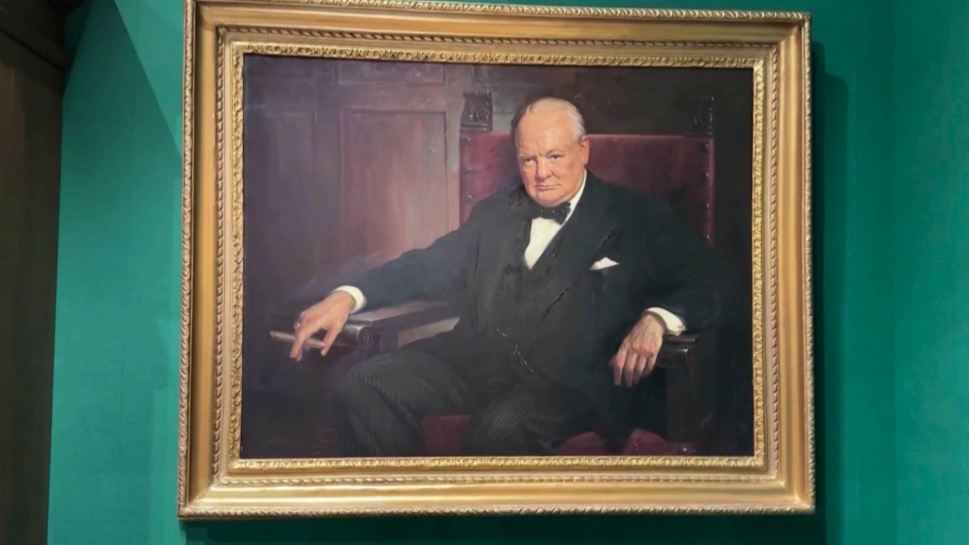 متجر للأغراض النادرة في لندن يعرض تذكارات وينستون تشرشل للبيع