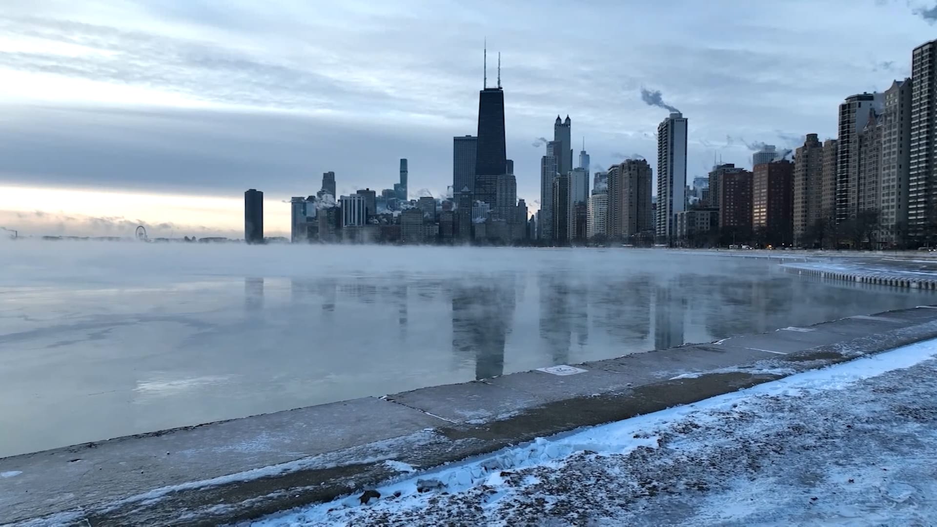 بخار أم دخان.. مشهد سريالي لبحيرة تتحول إلى ما يشبه حوض استحمام ساخن بأمريكا رغم البرد القارس!