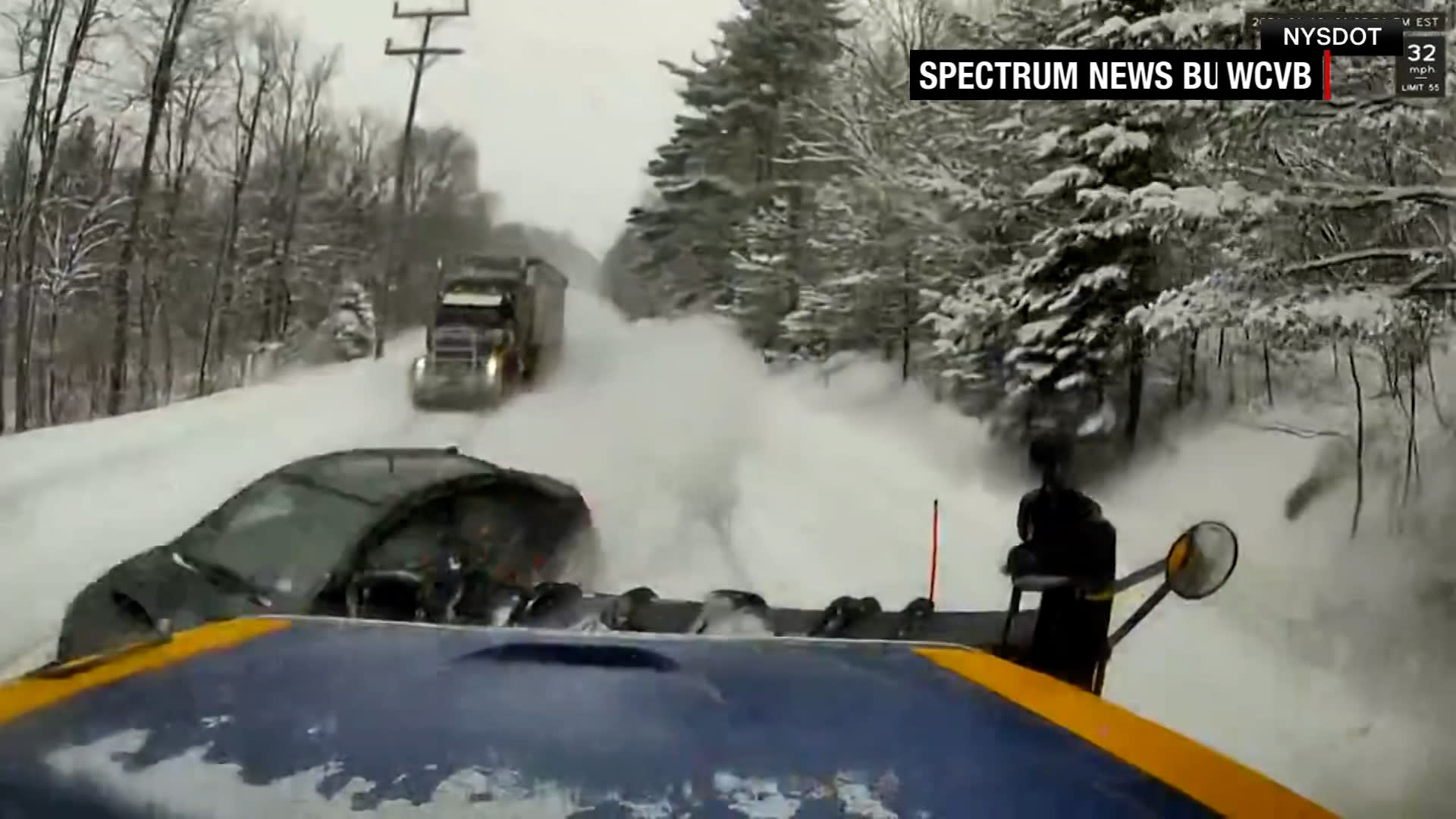 سلك كهربائي يودي بحياة 3 أشخاص.. شاهد كيف يؤثر الطقس القاسي على السكان بأمريكا