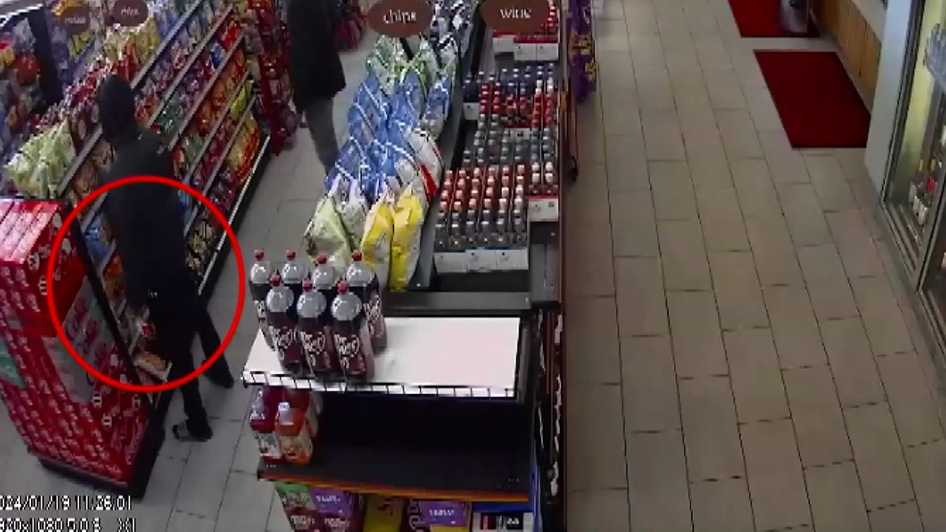 قتلا موظفًا بسبب رقائق البطاطس.. شاهد ما فعله مشتبه بهما في متجر بأمريكا