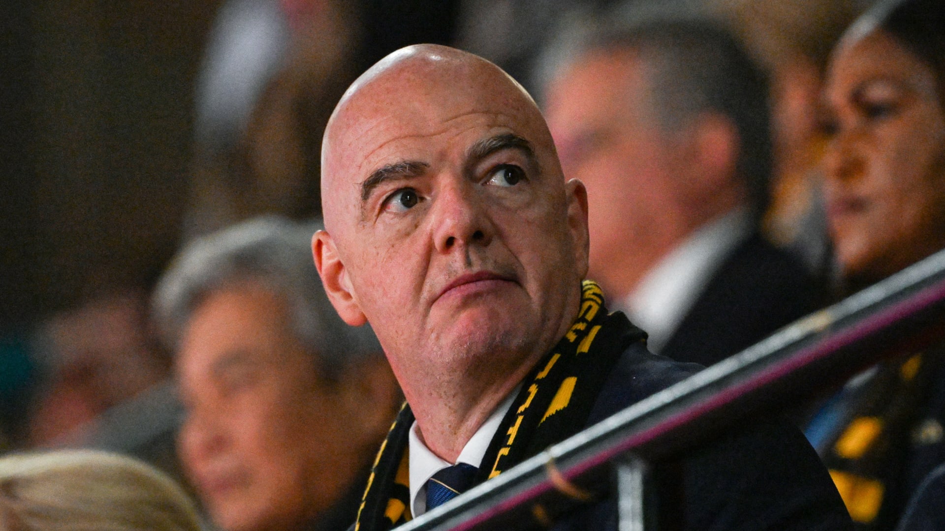 بعد مهاجمة حارس ميلان.. رئيس فيفا: هكذا يجب معاقبة الفرق التي يرتكب مشجعوها إساءات عنصرية