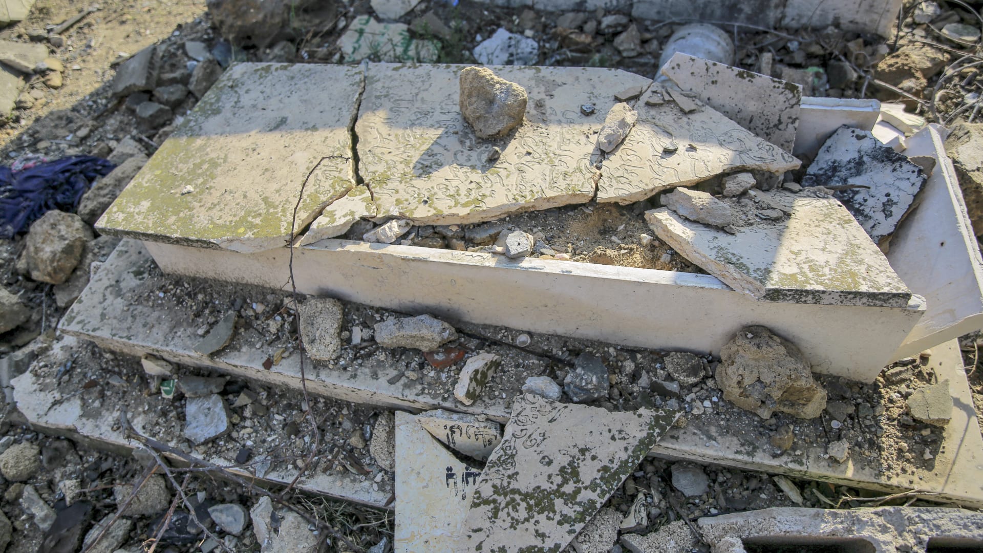 صور الأقمار الصناعية تظهر اجتياح وتجريف الجيش الإسرائيلي لـ16 مقبرة على الأقل في غزة