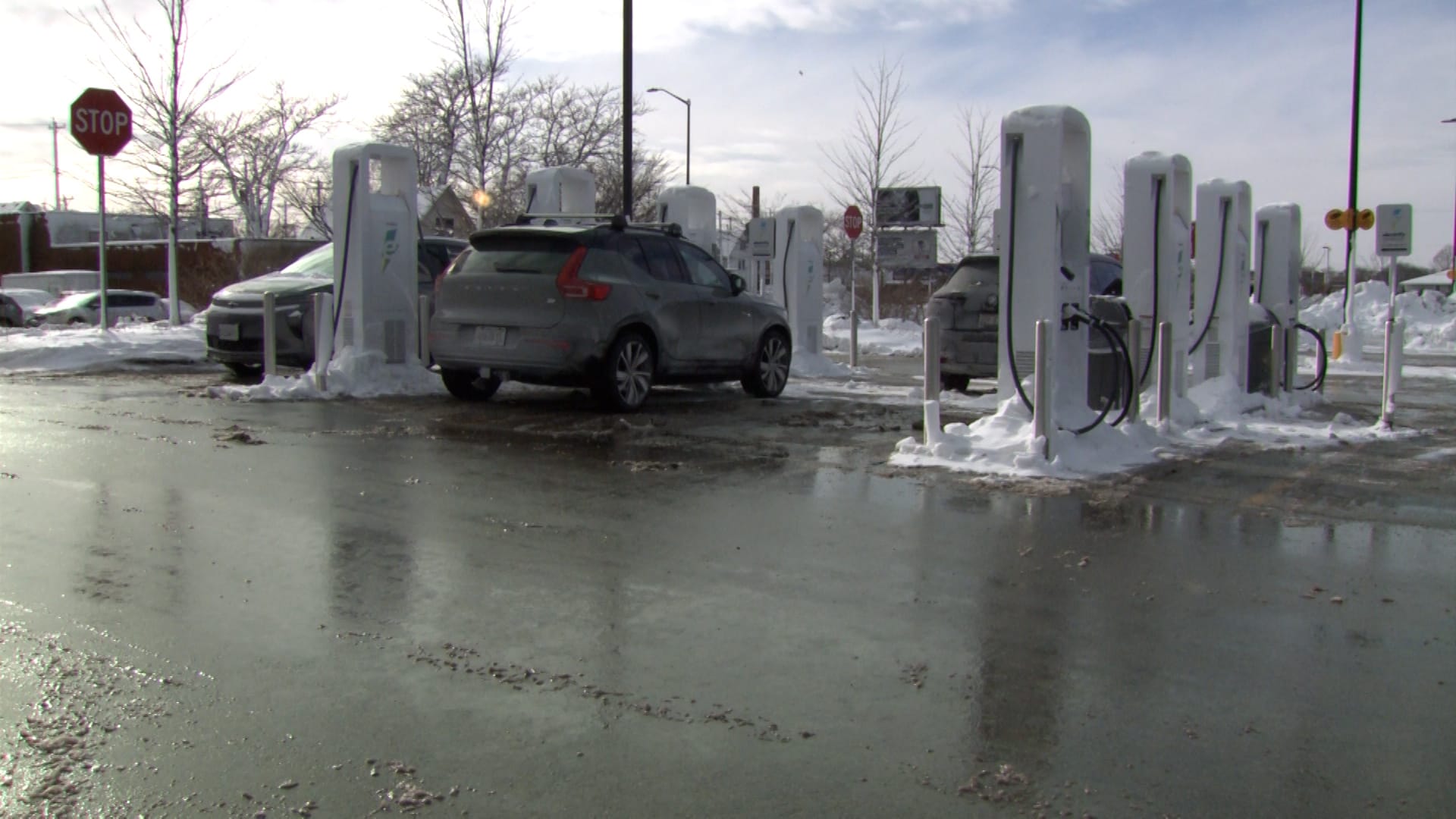 "لا تناسبني ومستعدة لإرجاعها".. شاهد ردة فعل سيدة بعد تجربتها لسيارة كهربائية في البرد