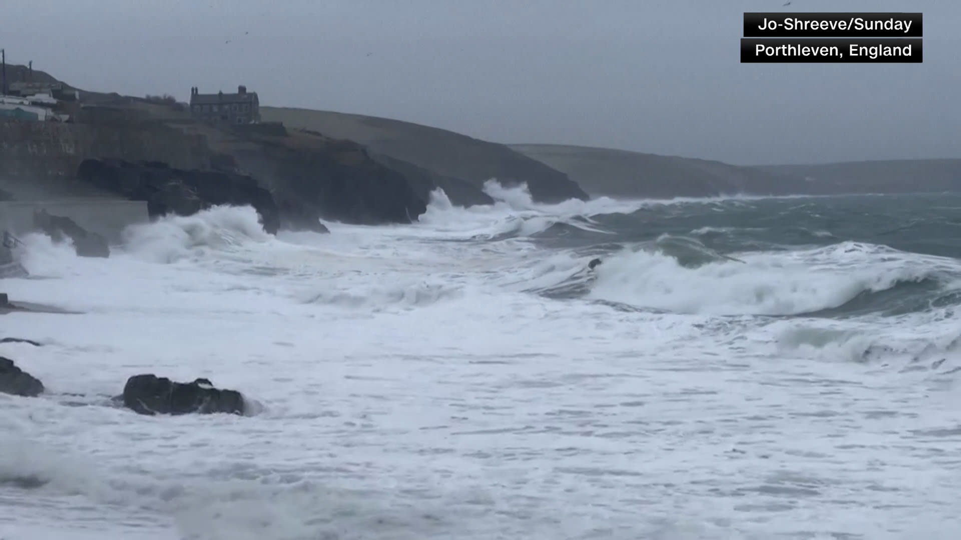 عاصفة "إيشا" تضرب الجزر البريطانية.. وتحذيرات من رياح قوية في البلاد