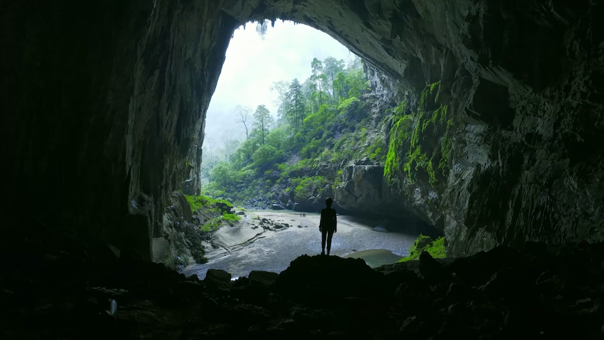 شاهد.. ممر نهري تملؤه قوارب الكاياك داخل أكبر كهف في العالم 1 شاهد.. ممر نهري تملؤه قوارب الكاياك داخل أكبر كهف في العالم