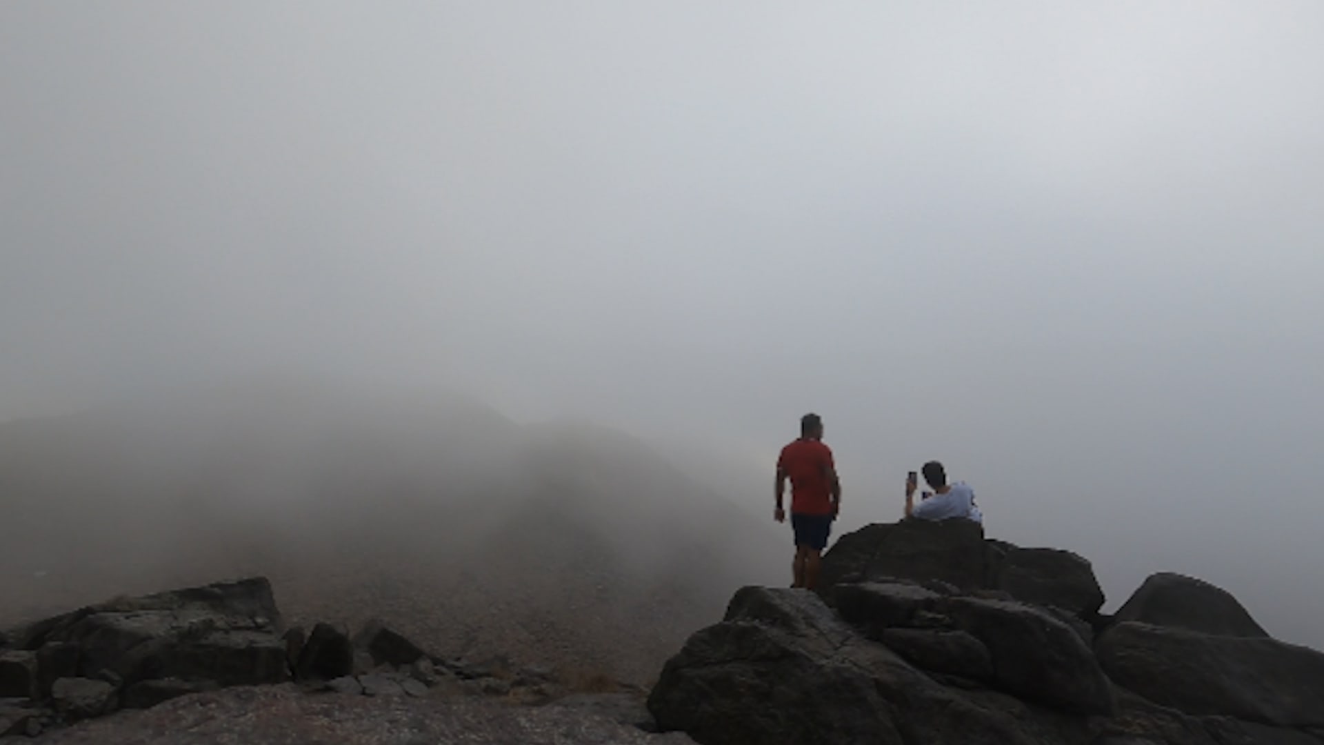 مطارِد السُحب في دولة الإمارات يوثق تجربة "المشي بين الغيوم"