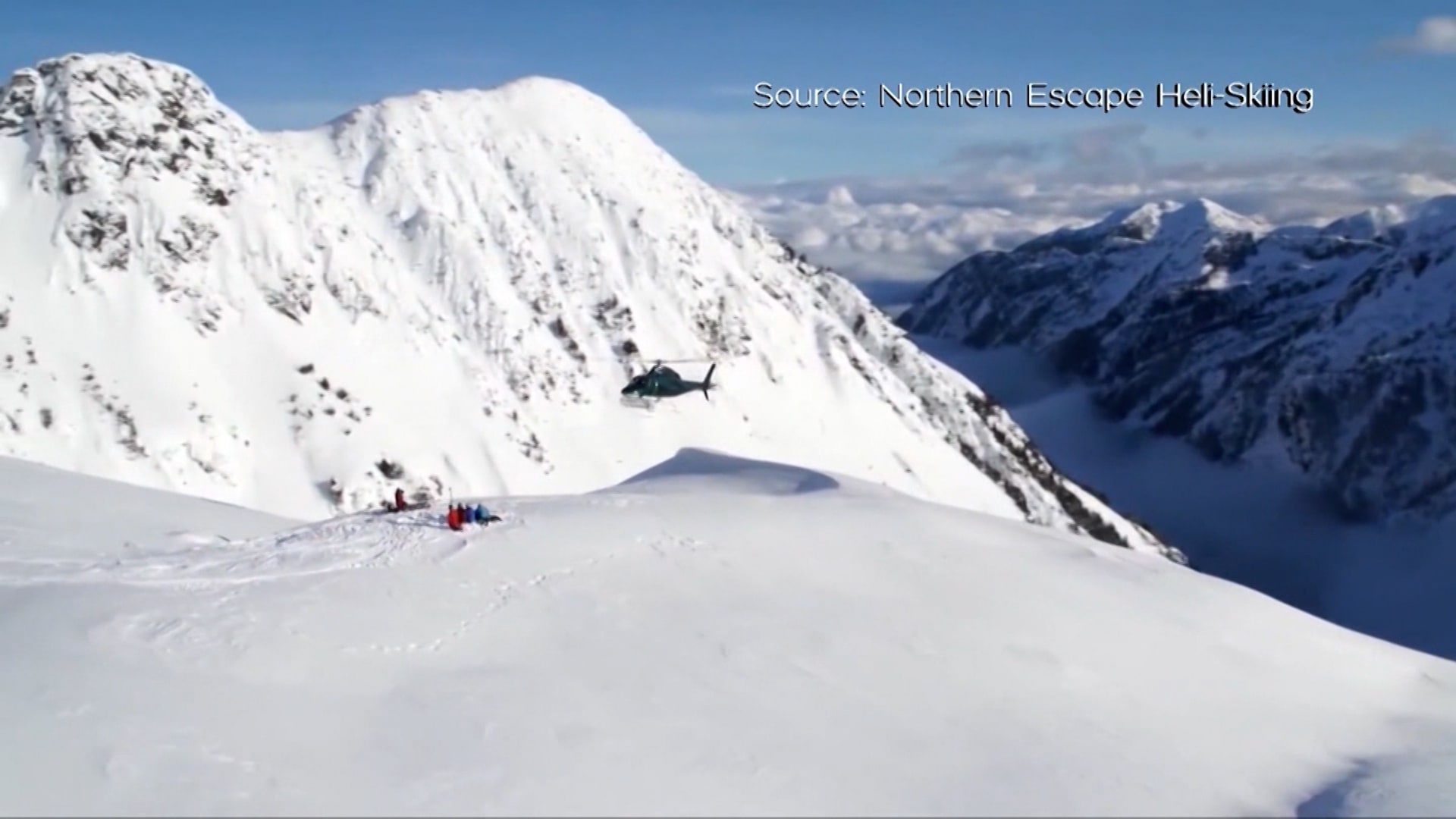 كانوا في رحلة تزلج.. مقتل 3 أشخاص على متن مروحية جراء تحطمها بكندا
