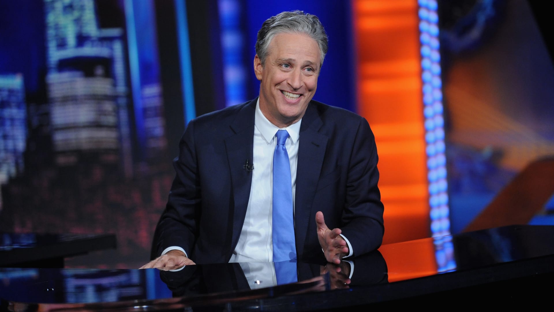 بعد رحيله في 2015.. جون ستيوارت يعود إلى برنامج The Daily Show 1 بعد رحيله في 2015.. جون ستيوارت يعود إلى برنامج The Daily Show