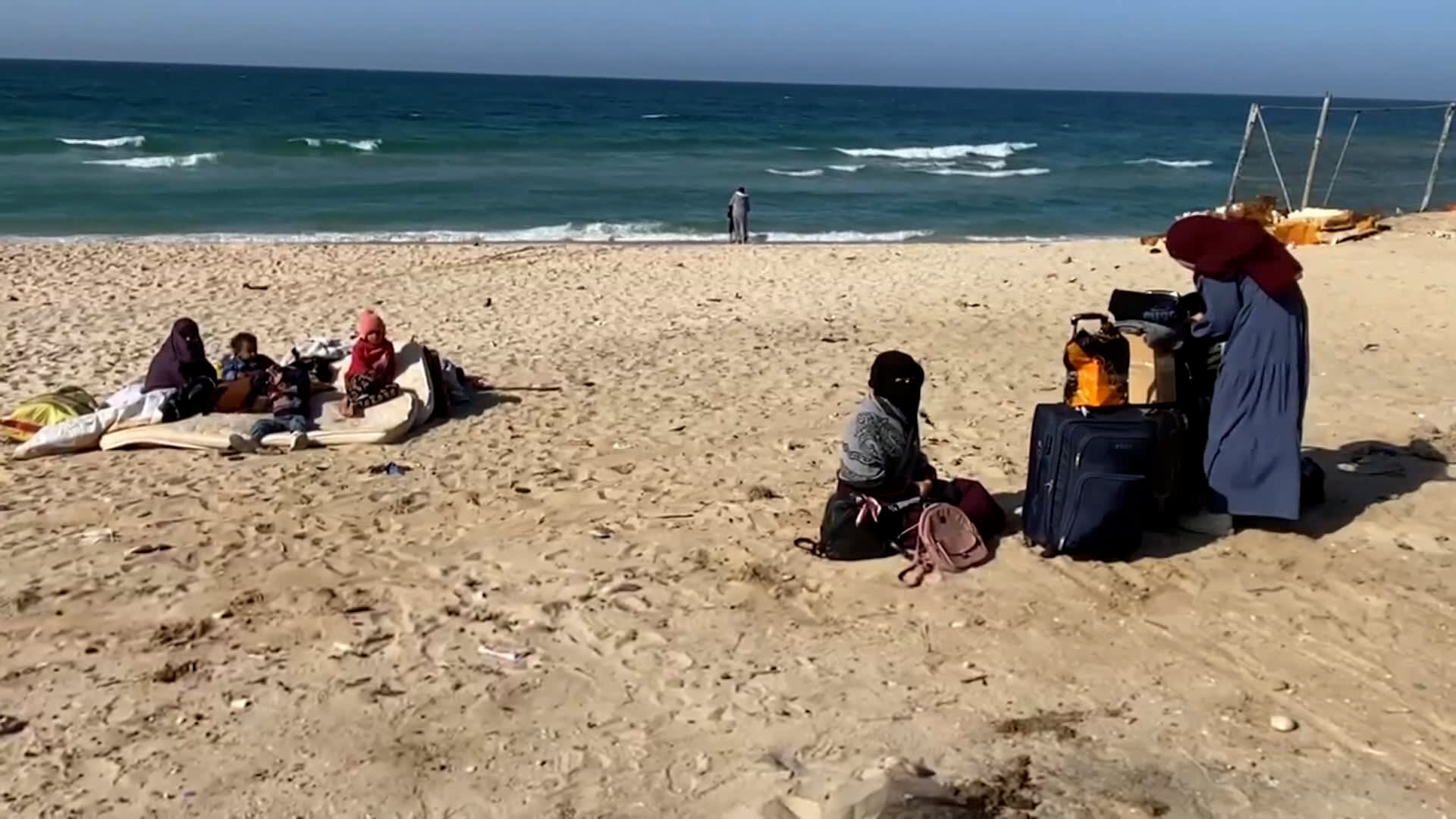 "المكان المتبقي بعد ذلك هو البحر".. ملجأ الأمم المتحدة يتعرض لقصف إسرائيلي وسط قتال عنيف في خان يونس