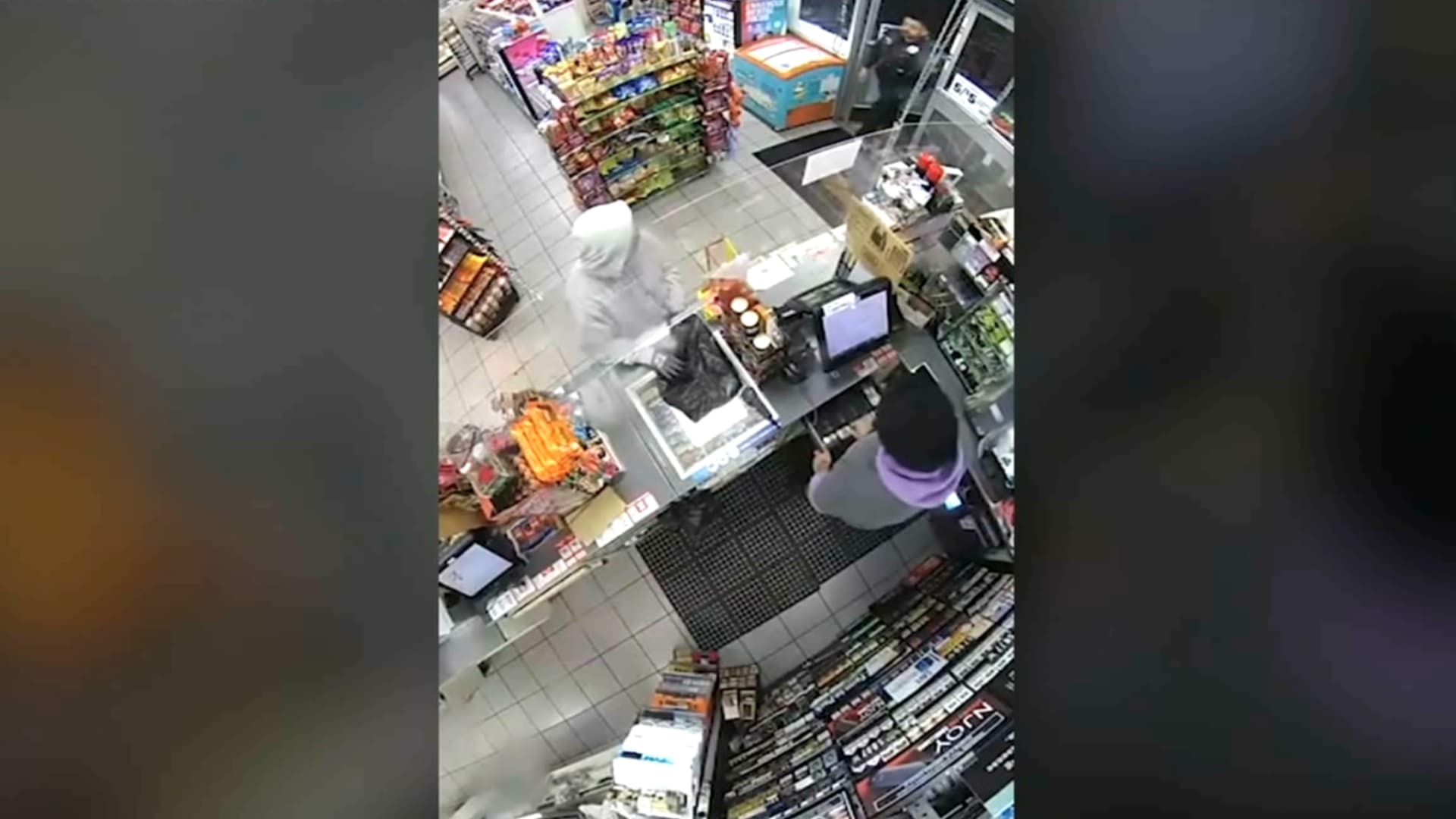 ضابط شرطة يجد نفسه وسط عملية سطو مسلح دون قصد.. شاهد ما حدث بعد ذلك 1 ضابط شرطة يجد نفسه وسط عملية سطو مسلح دون قصد.. شاهد ما حدث بعد ذلك