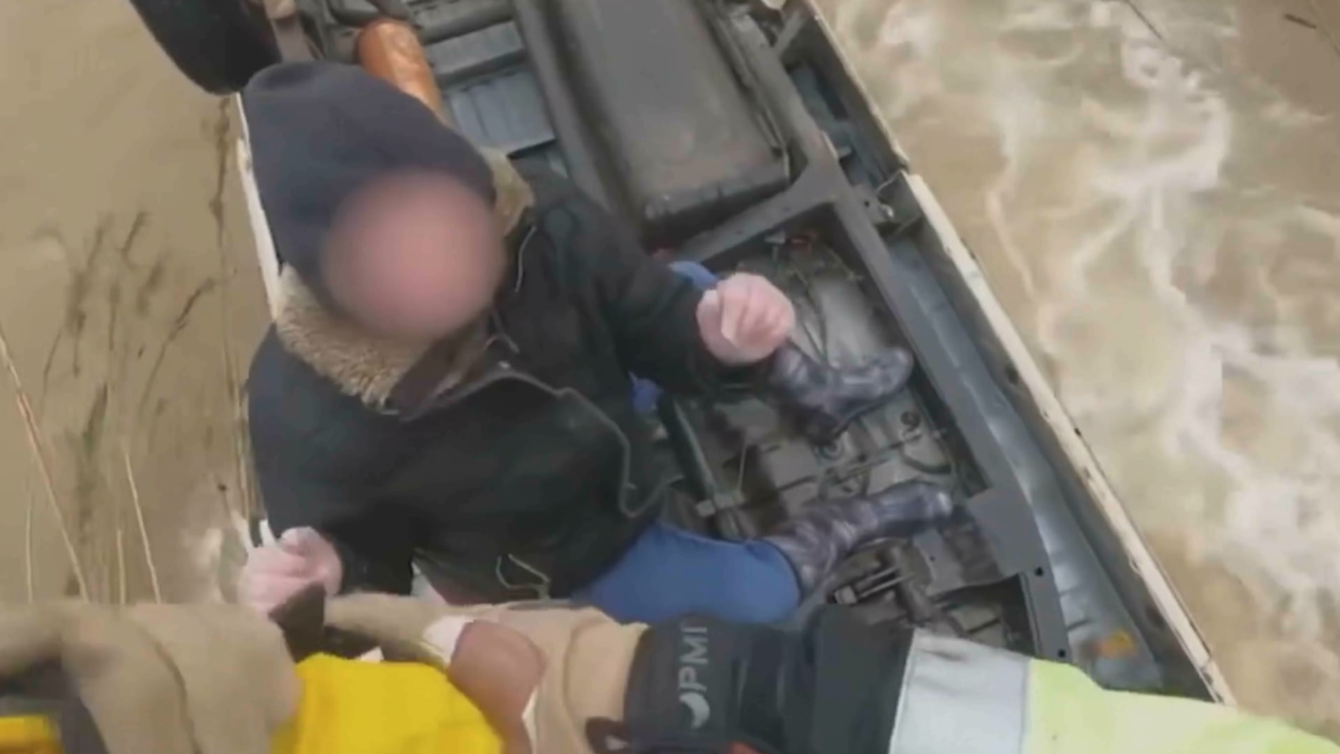 انقلبت سيارتها من جسر منتزه.. شاهد لحظة إنقاذ امرأة ظلت عالقة لمدة 15 ساعة وسط مياه نهر