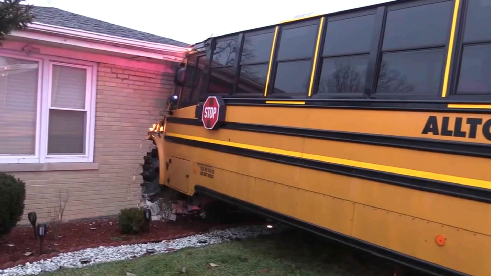 صدمت سيارة واجتازت منصف طريق واستقرت داخل منزل.. هذا ما حدث لحافلة مدرسية 1 صدمت سيارة واجتازت منصف طريق واستقرت داخل منزل.. هذا ما حدث لحافلة مدرسية