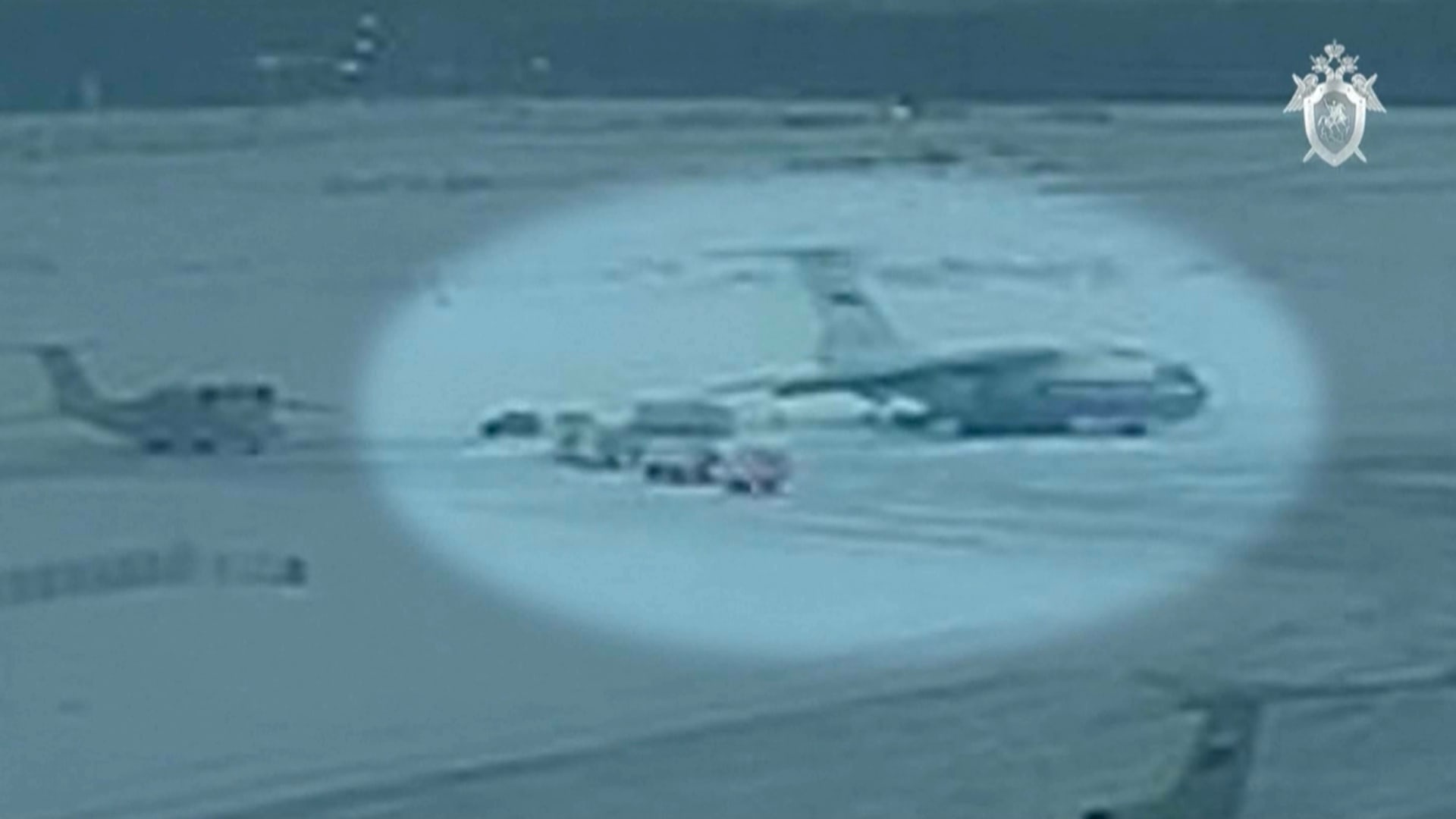 روسيا تنشر فيديو يزعم أنه يظهر أسرى حرب أوكرانيين يستقلون الطائرة العسكرية المتحطمة