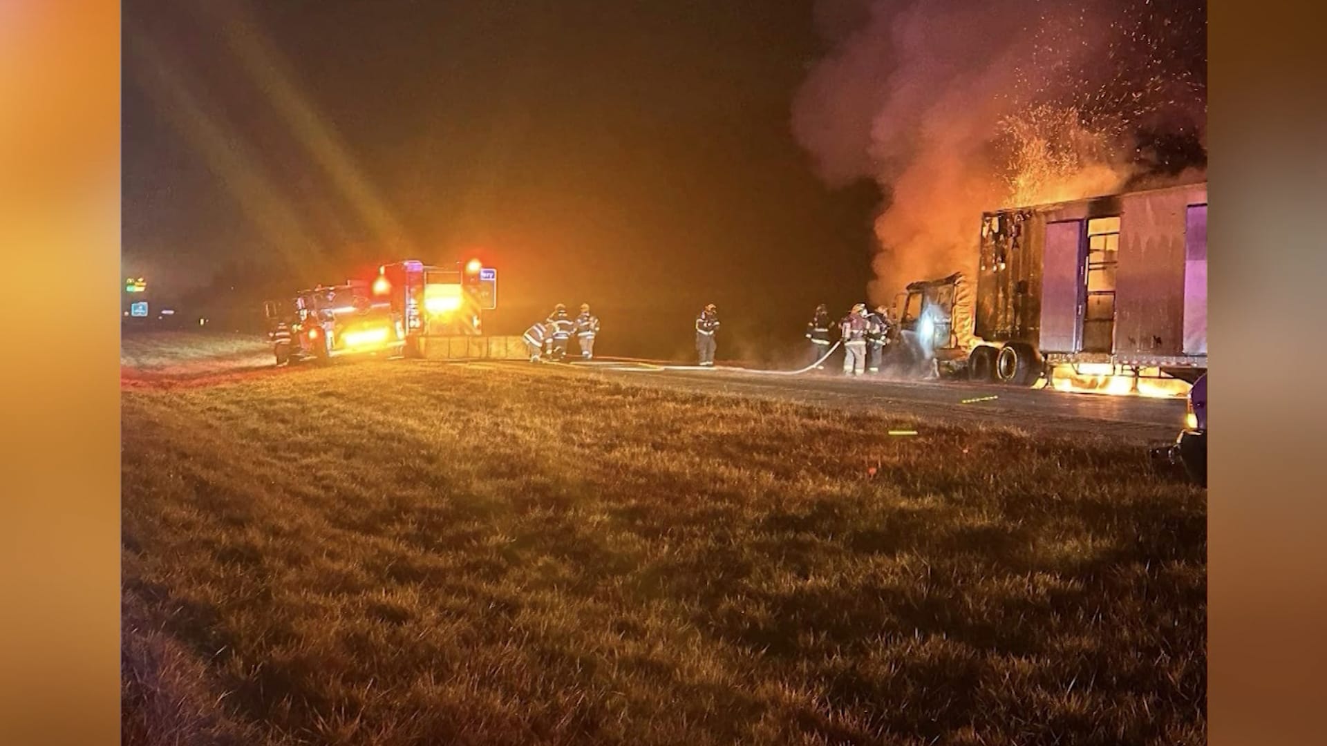 اشتعال شاحنة مقطورة تحمل جمالا وحميرا وحشية على طريق سريع بأمريكا.. شاهد ما حدث 1 اشتعال شاحنة مقطورة تحمل جمالا وحميرا وحشية على طريق سريع بأمريكا.. شاهد ما حدث