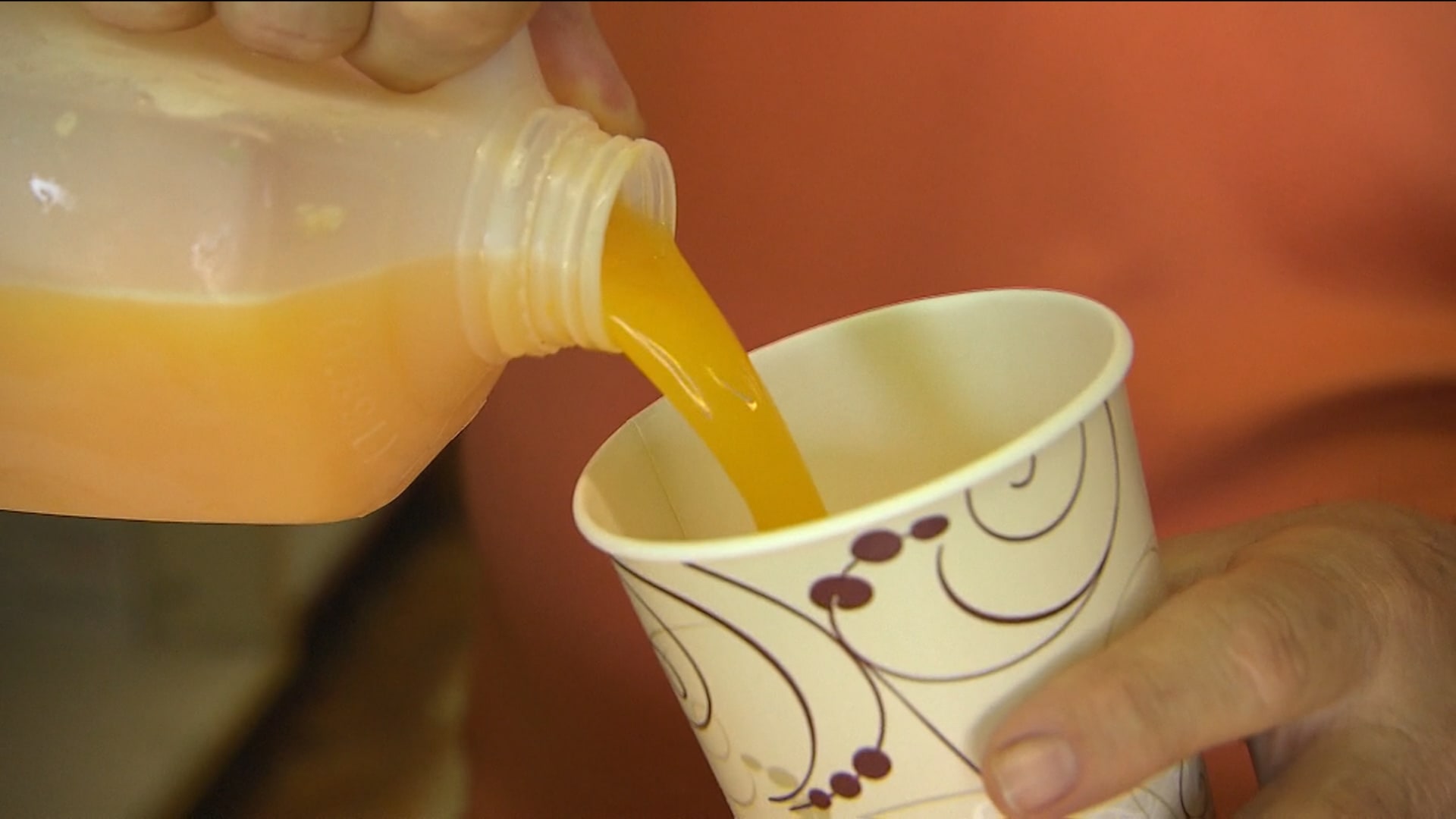 يتسارع الأشخاص إليه شتاءً.. هل فوائد فيتامين "سي" لنزلات البرد حقيقية؟ 1 يتسارع الأشخاص إليه شتاءً.. هل فوائد فيتامين "سي" لنزلات البرد حقيقية؟