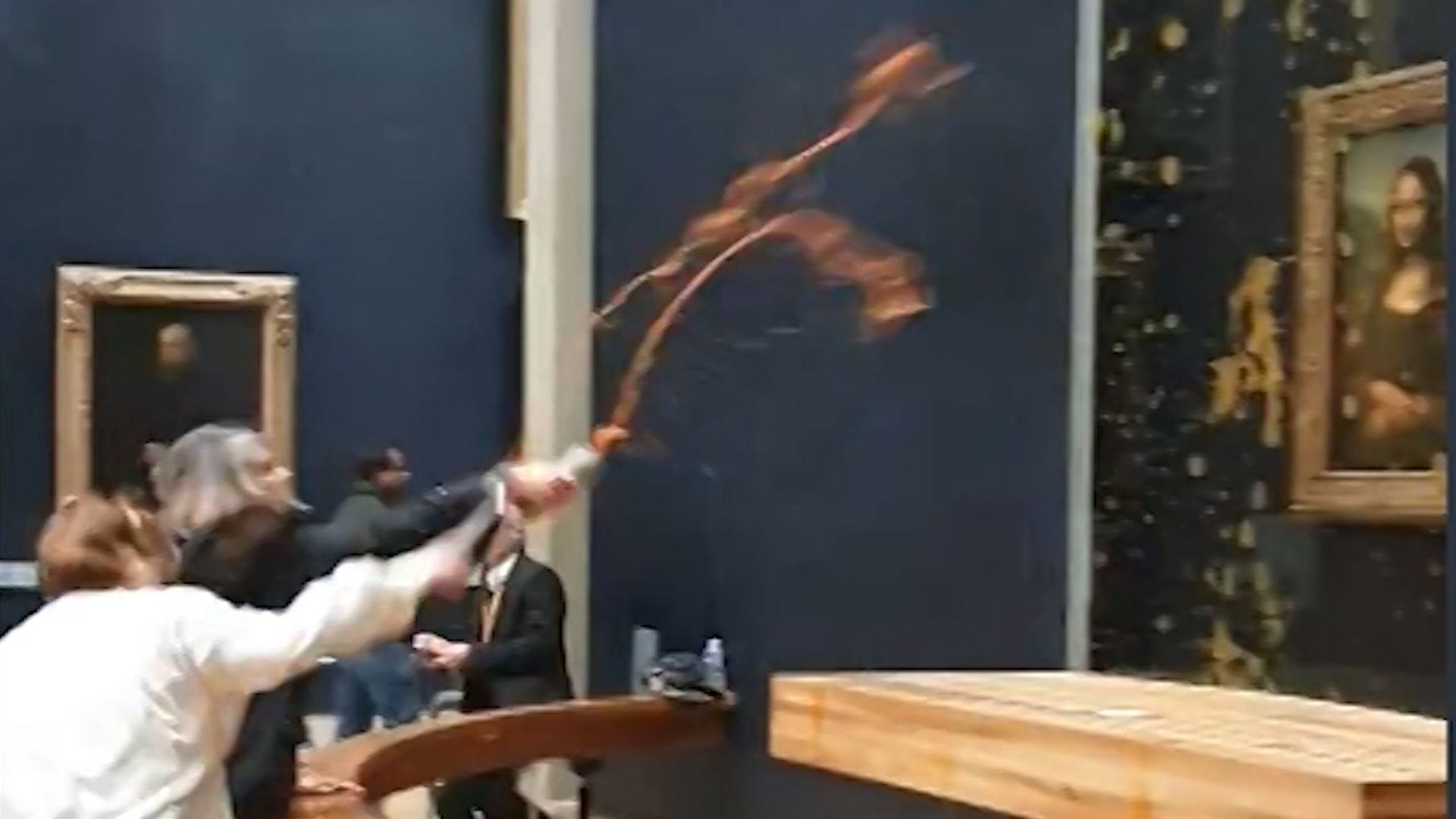 شاهد لحظة سكب حساء على لوحة الموناليزا في متحف اللوفر بباريس 1 شاهد لحظة سكب حساء على لوحة الموناليزا في متحف اللوفر بباريس