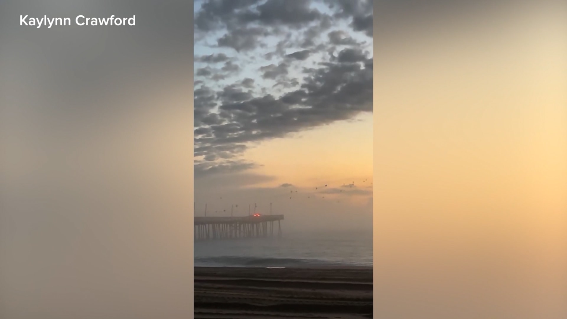 الكاميرا رصدت كل شيء.. سيارة تنطلق على رصيف مشاة وتخترق عدة حواجر قبل أن تسقط وتغرق في الماء 1 الكاميرا رصدت كل شيء.. سيارة تنطلق على رصيف مشاة وتخترق عدة حواجر قبل أن تسقط وتغرق في الماء