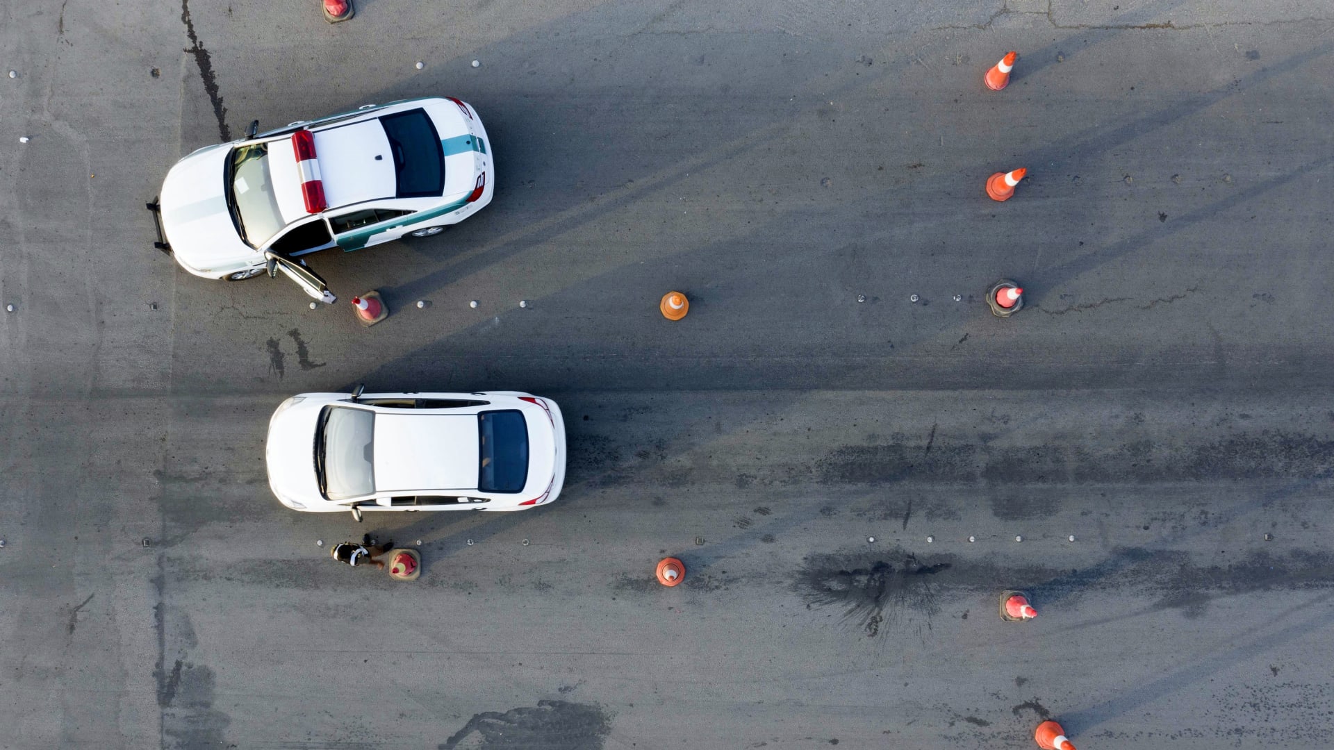 السعودية.. الأمن العام يتحرك بعد تداول فيديو محاولة "مضايقة" فتاة في سيارة توصيل