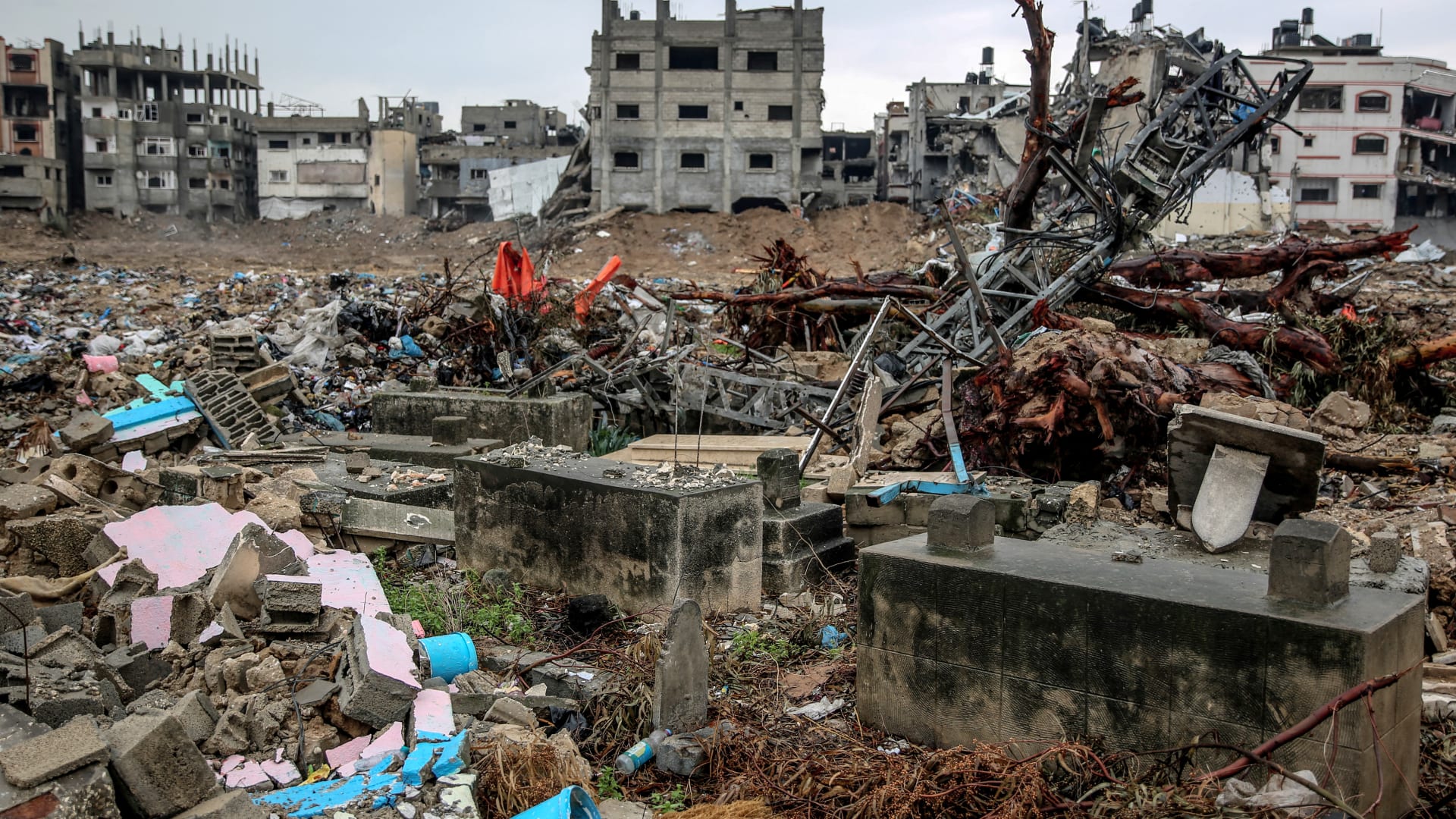الجيش الإسرائيلي يدعي أنه دمر مقبرة بني سهيلة في غزة بسبب نشاط حماس.. CNN لا تستطيع العثور على الأدلة