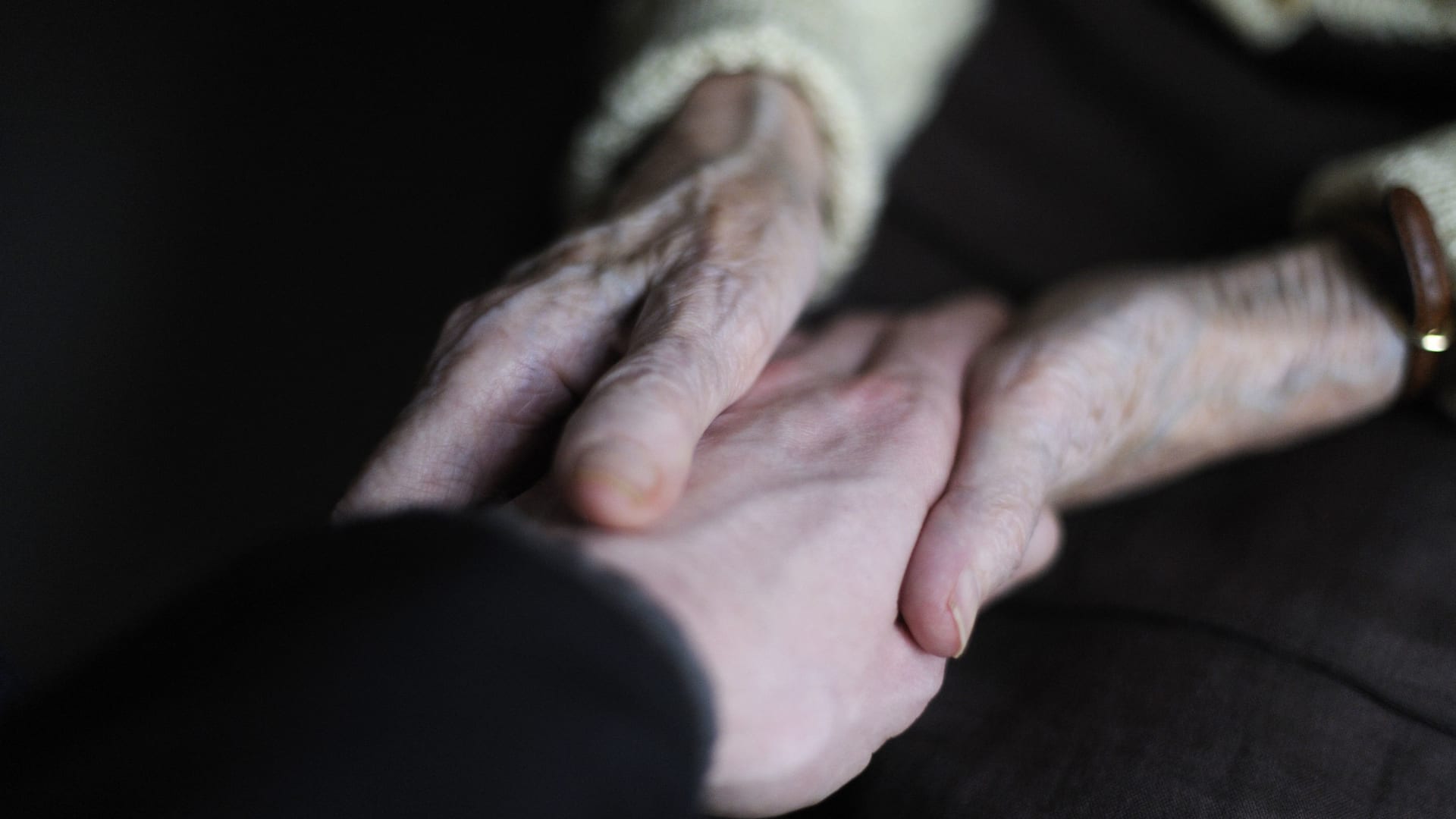 دراسة: حالات نادرة لانتقال مرض الزهايمر بين البشر.. من المسؤول؟ 1 دراسة: حالات نادرة لانتقال مرض الزهايمر بين البشر.. من المسؤول؟