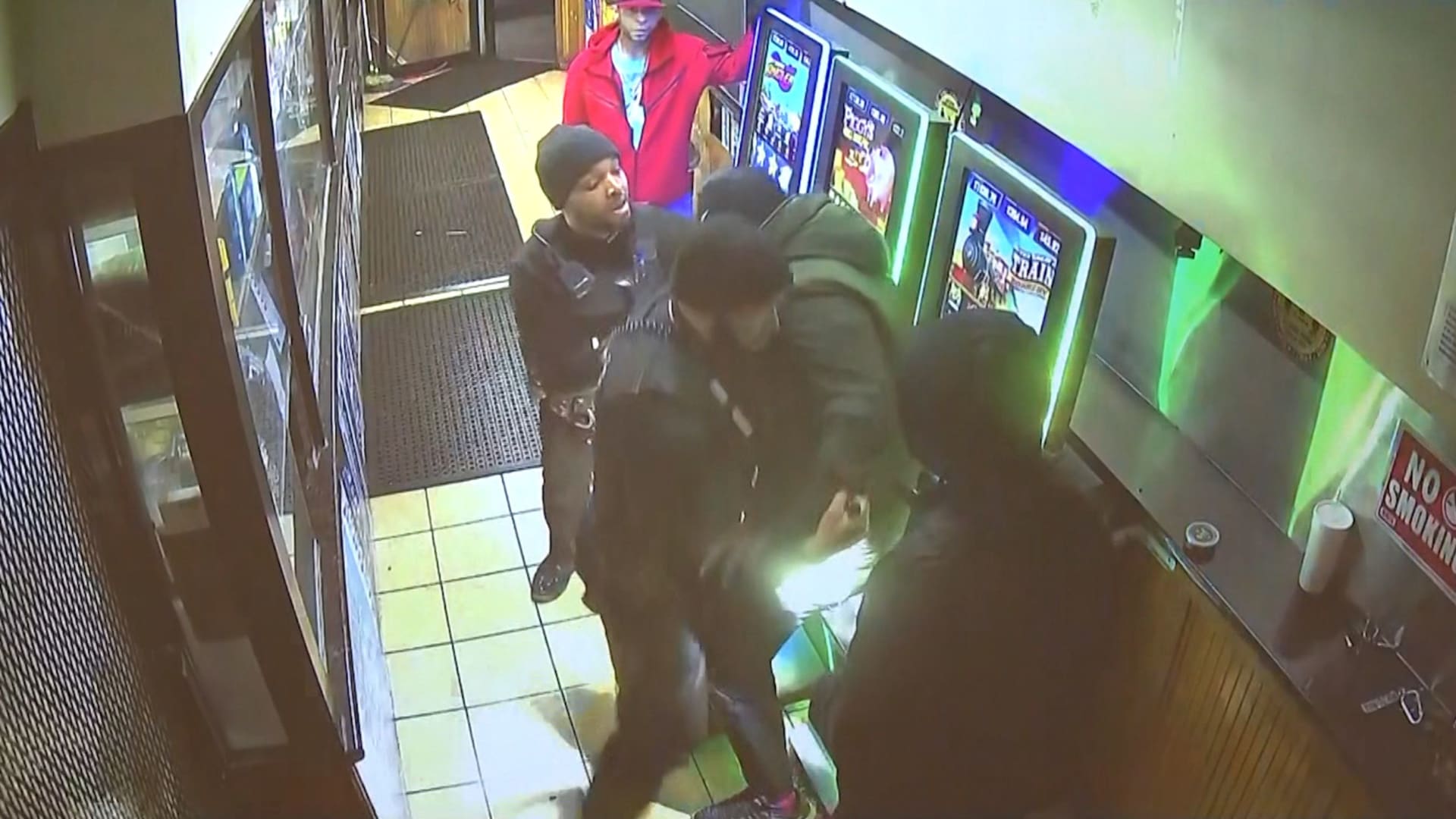 كانا يبحثان عن مطلق نار.. شاهد مصير شاب يحمل سلاحًا وشرطيين اعترضاه وتعاركا معه داخل متجر