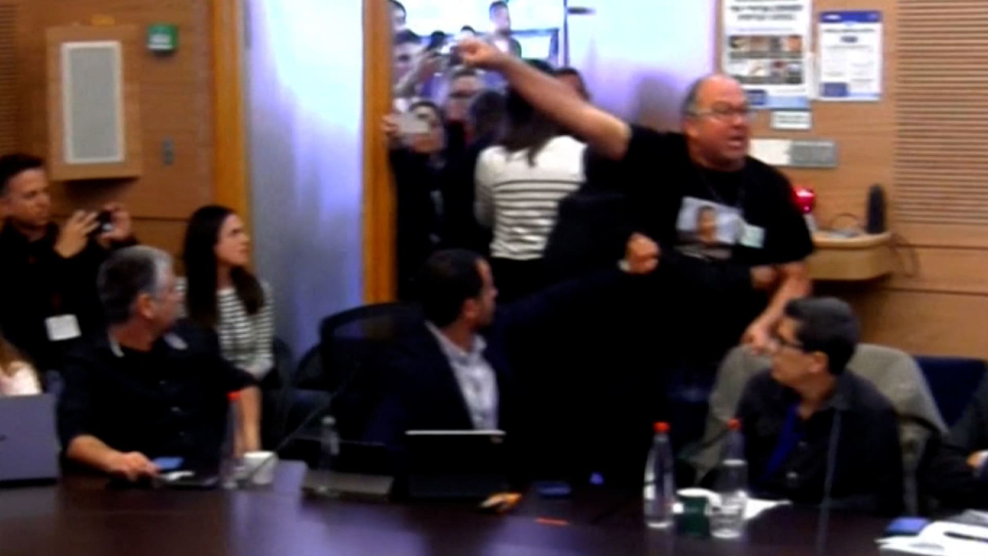 "لن تجلسوا هنا بينما يموتون هناك".. عائلات الرهائن في غزة يقتحمون البرلمان الإسرائيلي 1 "لن تجلسوا هنا بينما يموتون هناك".. عائلات الرهائن في غزة يقتحمون البرلمان الإسرائيلي