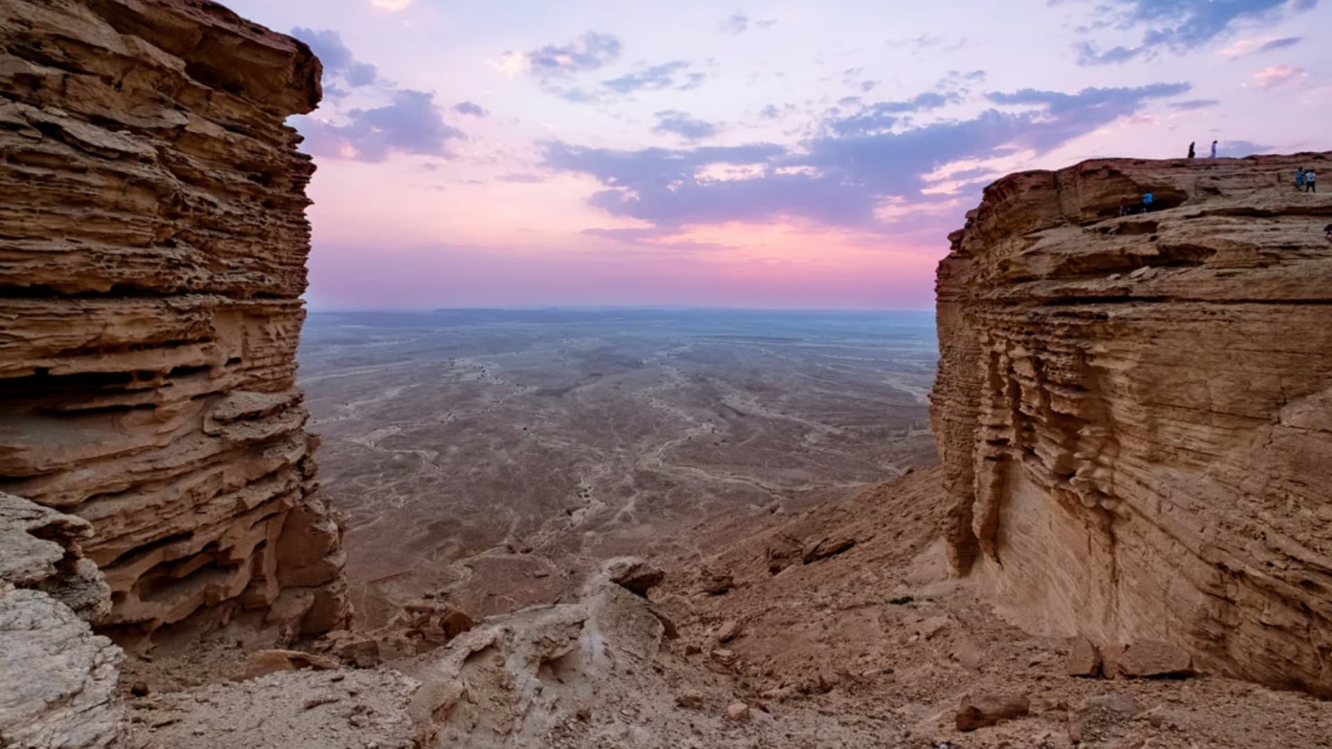 غواص يستكشف كهوف بحرية عمرها آلاف السنين في السعودية