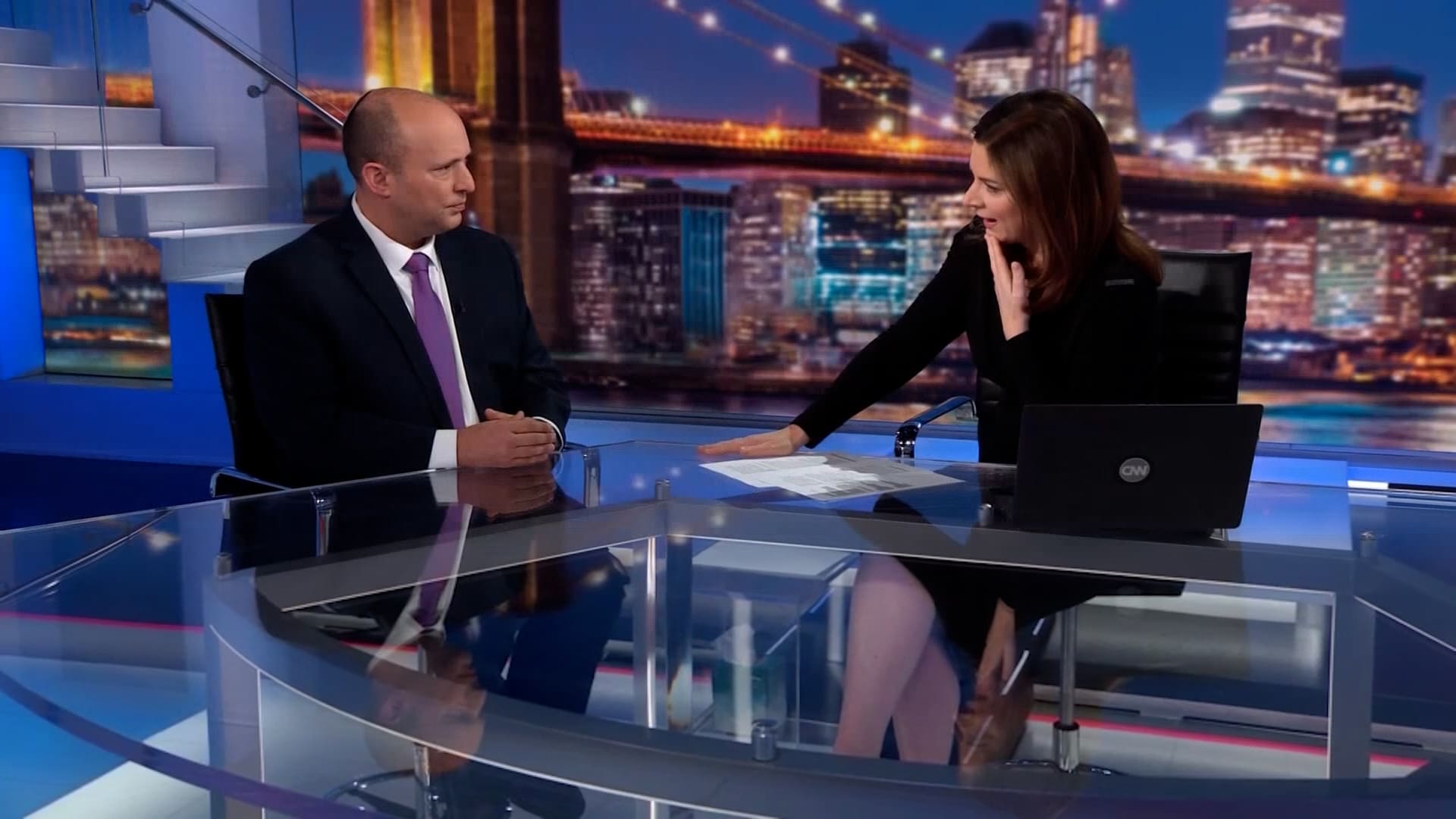 مذيعة CNN تضغط على نفتالي بينيت بشأن التكتيكات الإسرائيلية والتنكر للتسلل إلى مستشفى ابن سينا.. كيف رد؟