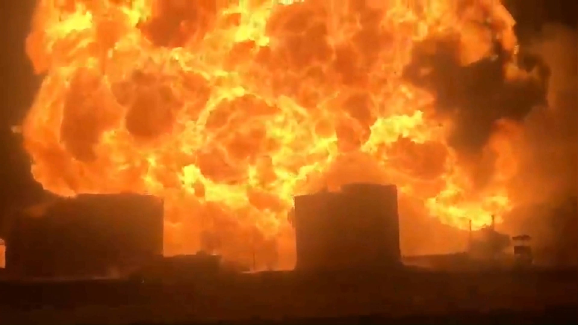 كانت متوقفة داخل مصنع للغاز.. شاهد لحظة انفجار شاحنة نقل محروقات أثناء تعبئتها 1 كانت متوقفة داخل مصنع للغاز.. شاهد لحظة انفجار شاحنة نقل محروقات أثناء تعبئتها