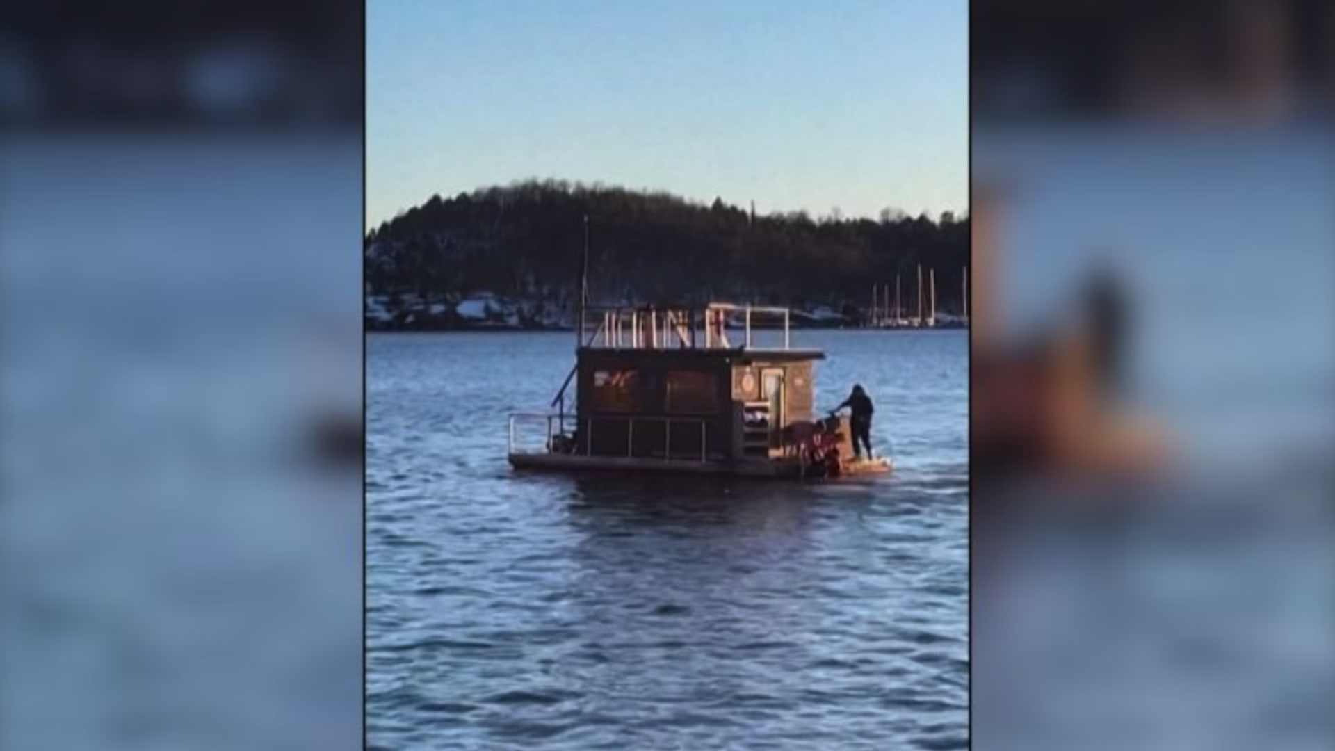 ساونا عائمة تنقذ شخصين من غرق سيارة “تسلا” بمياه شبه متجمدة 1 ساونا عائمة تنقذ شخصين من غرق سيارة “تسلا” بمياه شبه متجمدة