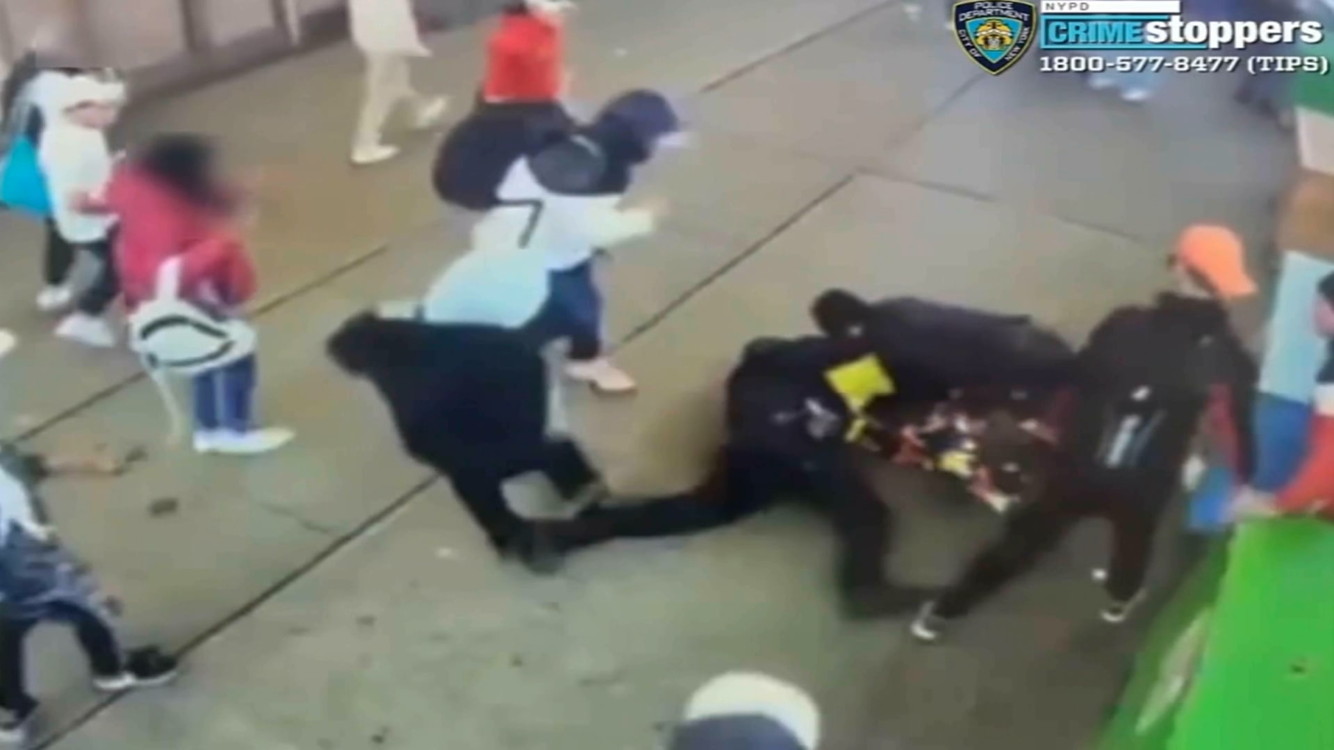 فيديو صادم.. شاهد تعرض ضابطين للاعتداء بالضرب من مجموعة أشخاص في الطريق