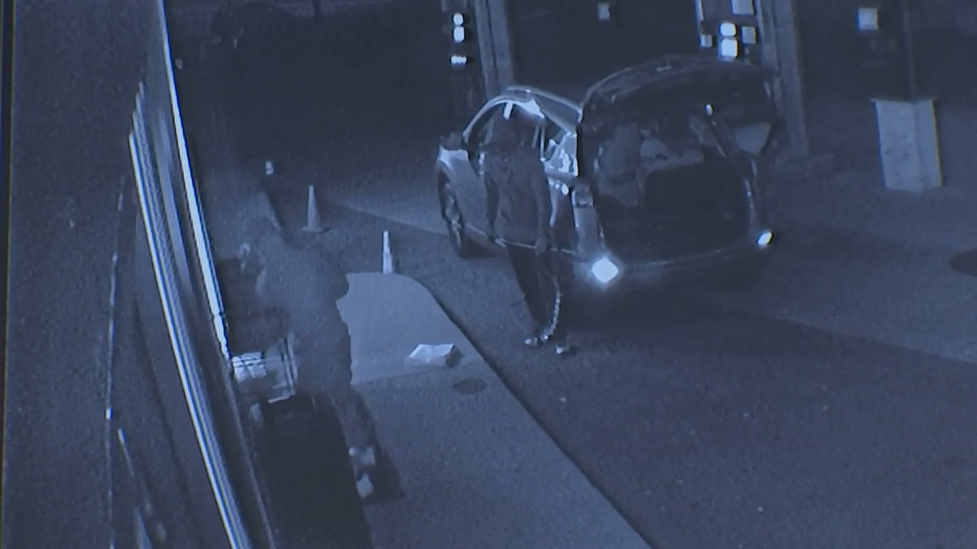 في أقل من دقيقتين.. شاهد لحظة اقتحام لصوص لمتجر وسرقة صراف آلي بأمريكا