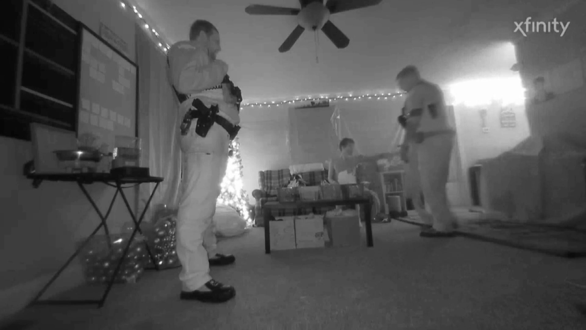 قُبض عليه عاريا يجلس على الأريكة.. شاهد رجلا يقتحم منزلا ويتصرف بحريته