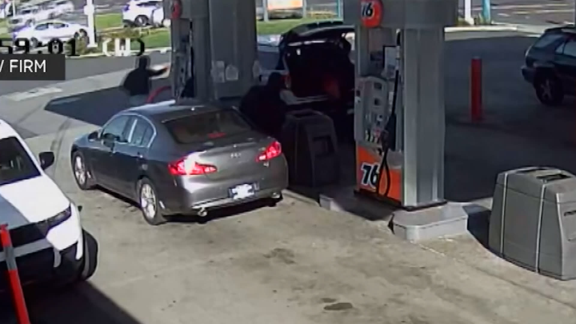 كسروا النافذة وضربوا السائق في وضح النهار.. شاهد لحظة سطو لصوص على مركبة بأمريكا